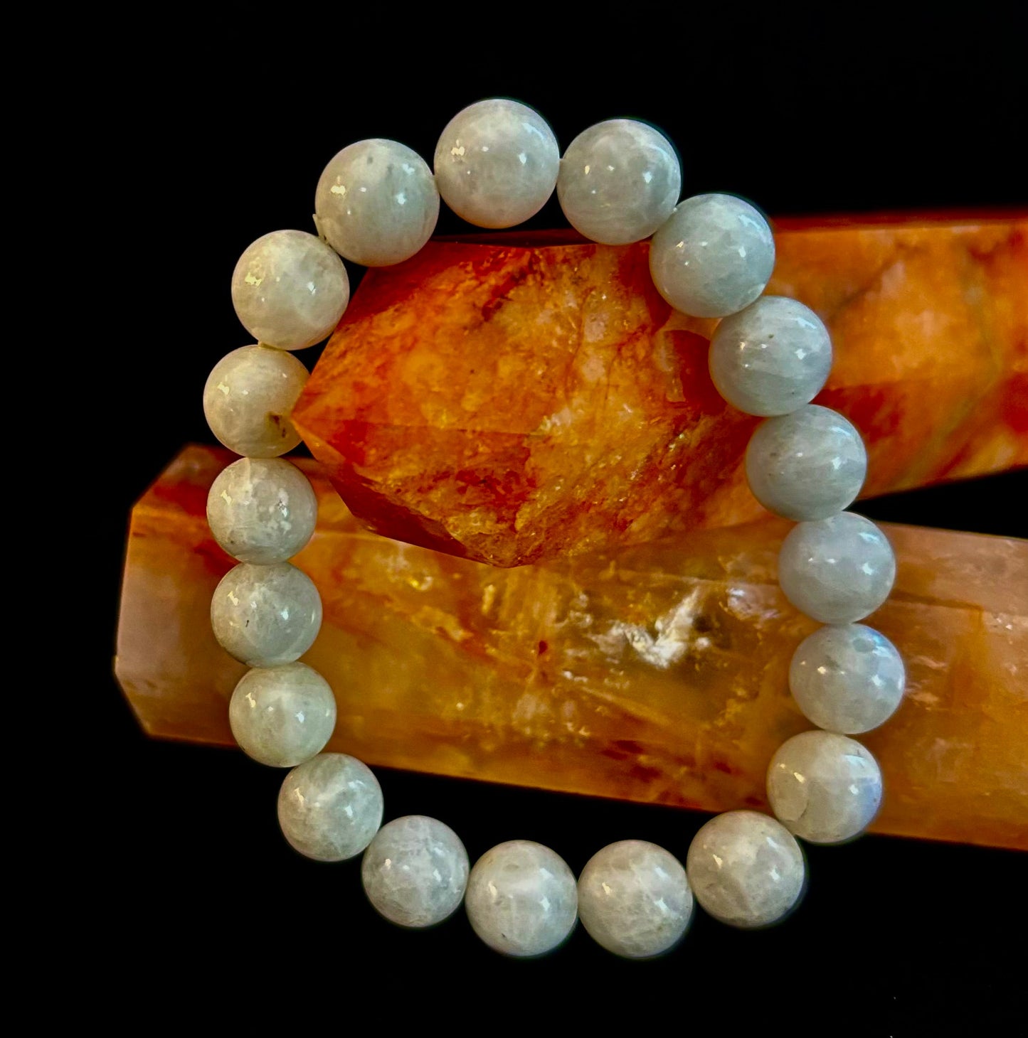 Pulsera energética de piedra luna arcoíris con reiki – Cuentas de 10 mm (muñeca mediana)