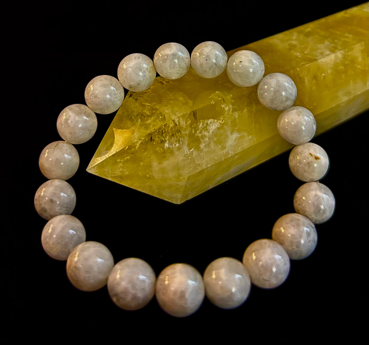 Pulsera energética de piedra luna arcoíris con reiki – Cuentas de 10 mm (muñeca mediana)