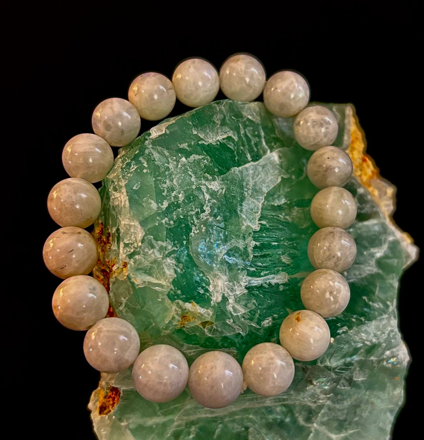 Pulsera energética de piedra luna arcoíris con reiki – Cuentas de 10 mm (muñeca mediana)