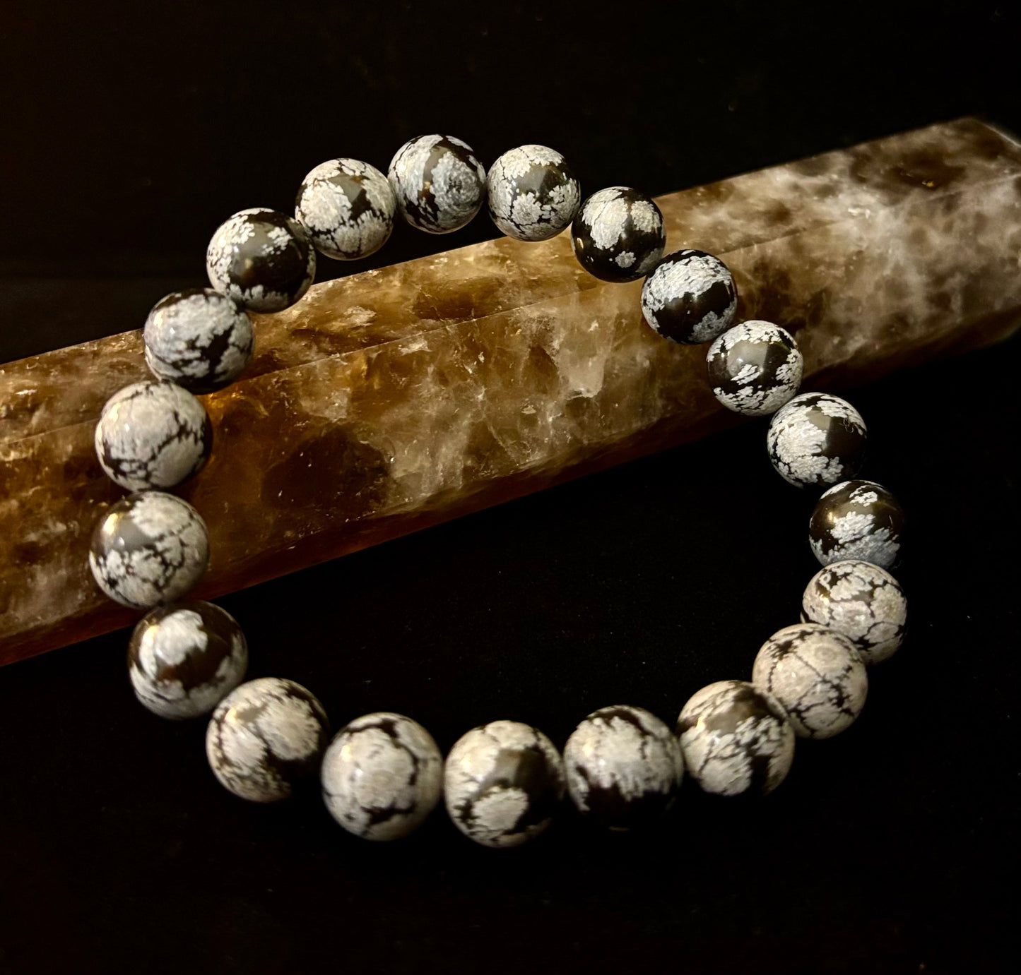 Pulsera de obsidiana copo de nieve con reiki – Protección, enraizamiento y equilibrio emocional de 10 mm (para muñecas medianas y grandes)