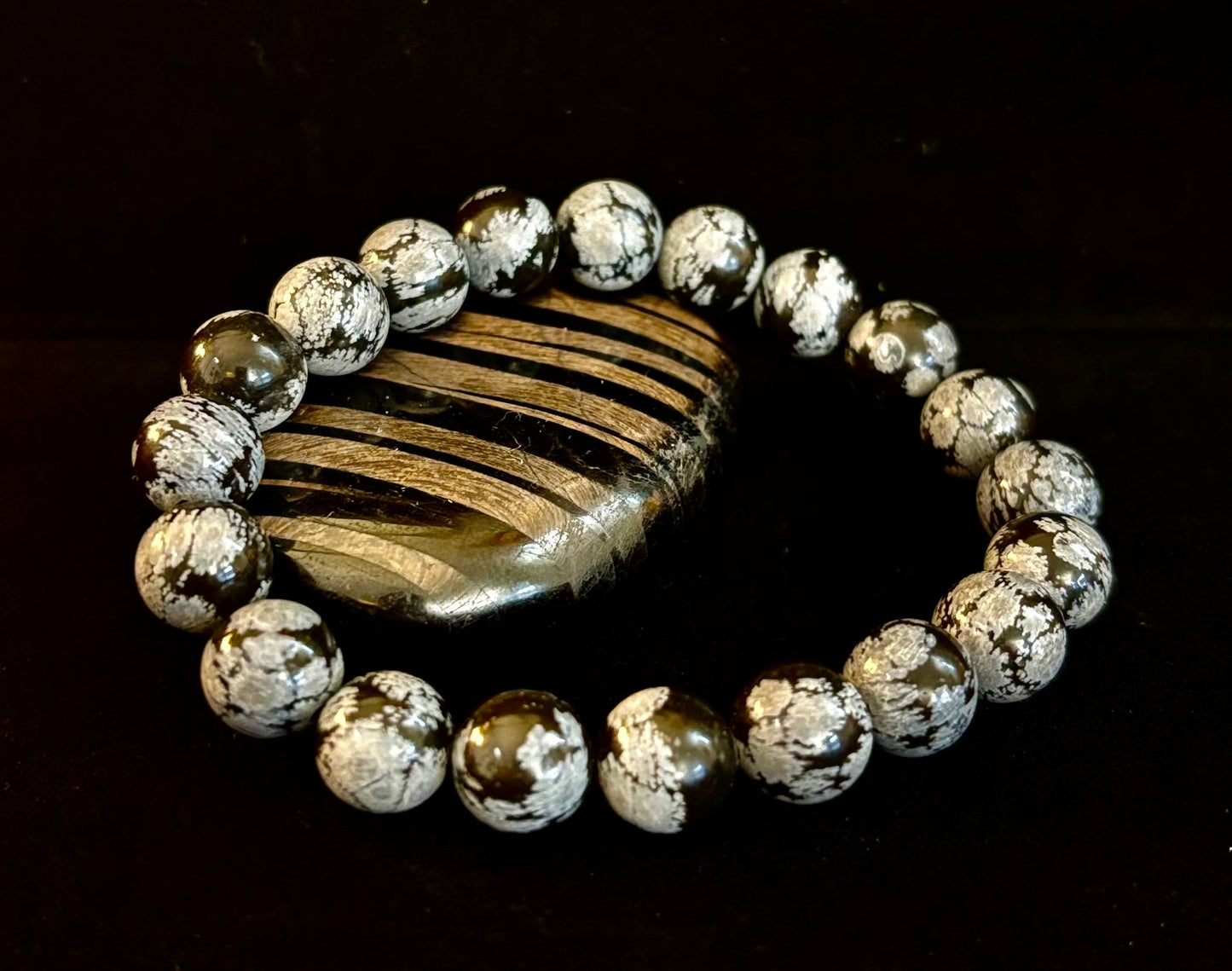 Pulsera de obsidiana copo de nieve con reiki – Protección, enraizamiento y equilibrio emocional de 10 mm (para muñecas medianas y grandes)