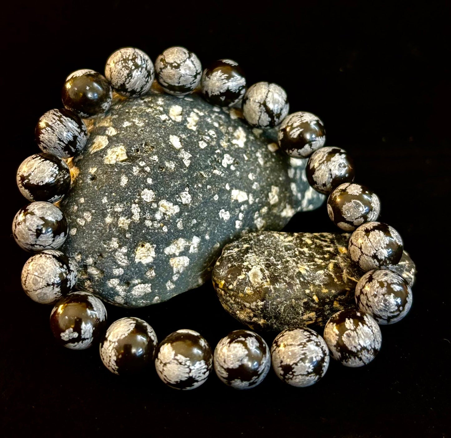 Pulsera de obsidiana copo de nieve con reiki – Protección, enraizamiento y equilibrio emocional de 10 mm (para muñecas medianas y grandes)