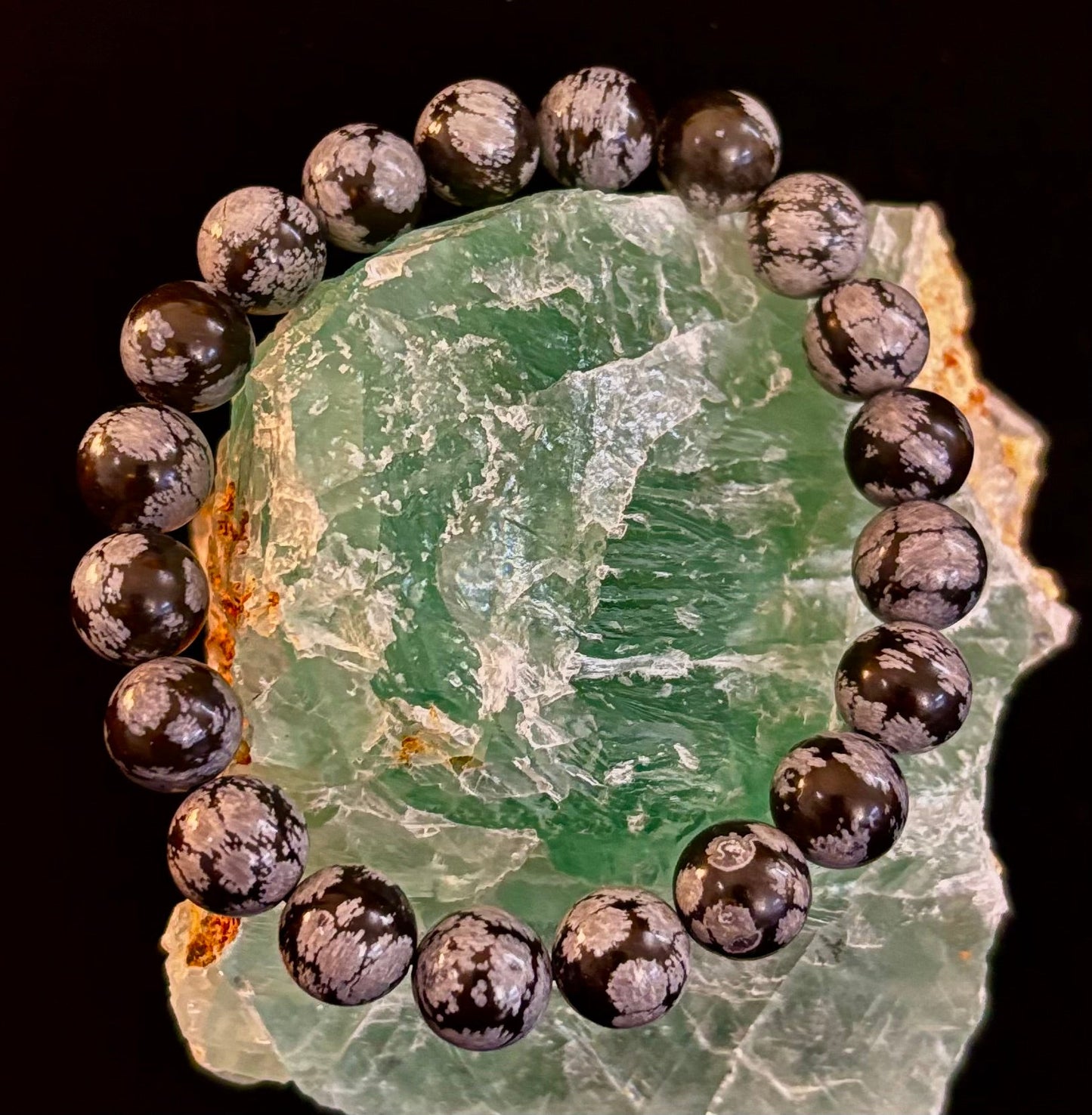 Pulsera de obsidiana copo de nieve con reiki – Protección, enraizamiento y equilibrio emocional de 10 mm (para muñecas medianas y grandes)