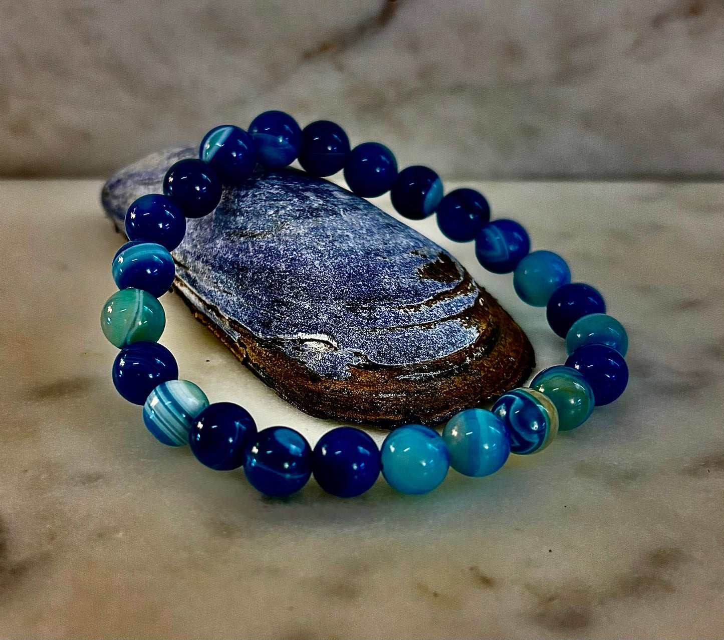 Pulsera de ágata azul rayada infundida con reiki para sanación y calma (muñecas medianas)