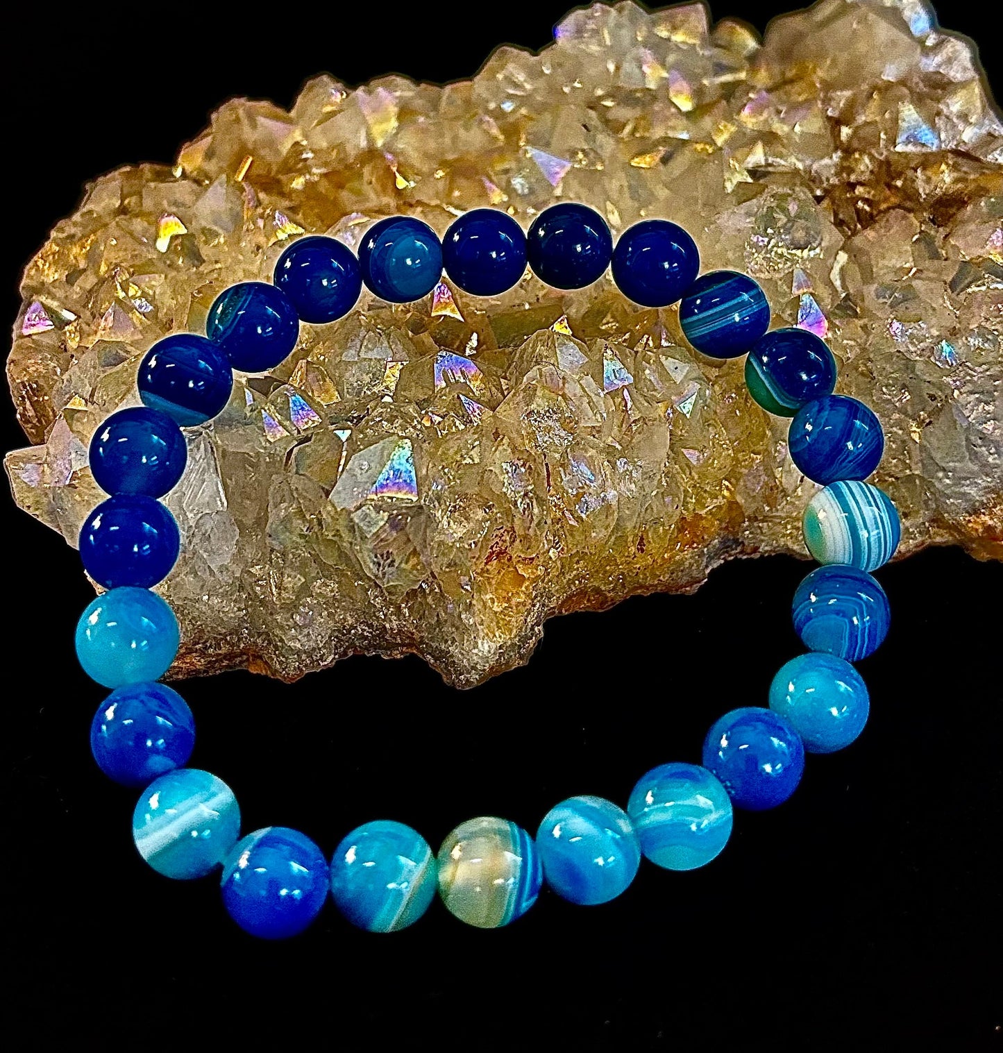 Pulsera de ágata azul rayada infundida con reiki para sanación y calma (muñecas medianas)