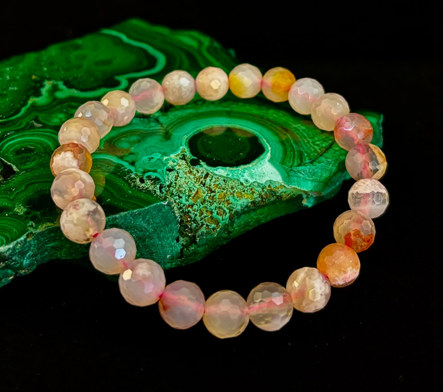 🌸 Pulsera de ágata de flor de cerezo tallada en poliedro – 8 mm (Muñeca mediana)