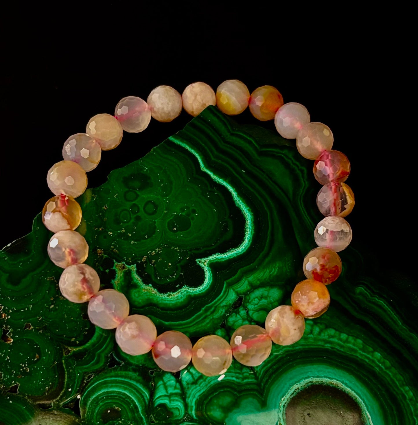 🌸 Pulsera de ágata de flor de cerezo tallada en poliedro – 8 mm (Muñeca mediana)