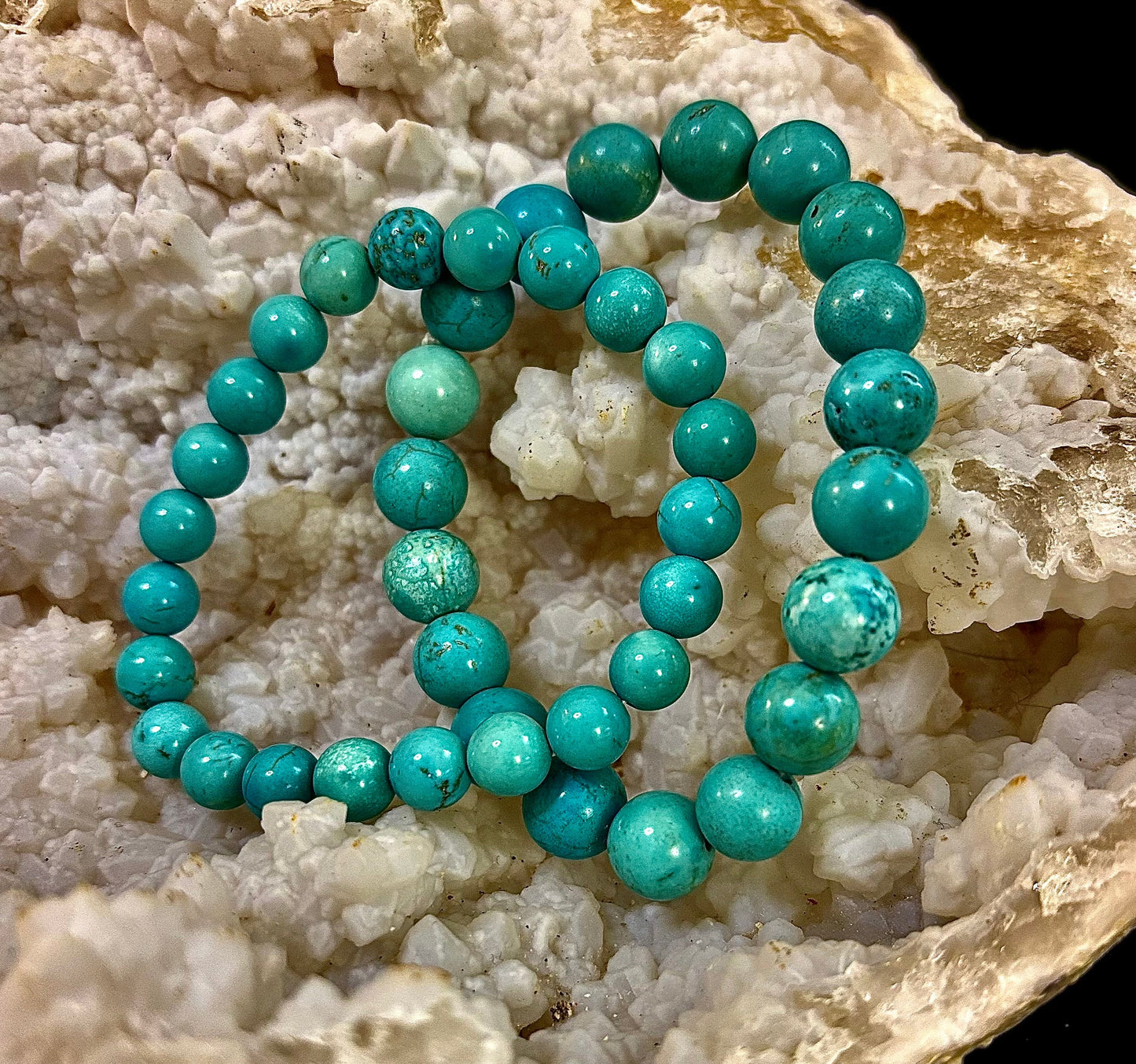 Pulsera de Cuentas de Howlita Turquesa Natural – Piedras de 8mm y 10mm para Calma y Protección (Muñecas Medianas)