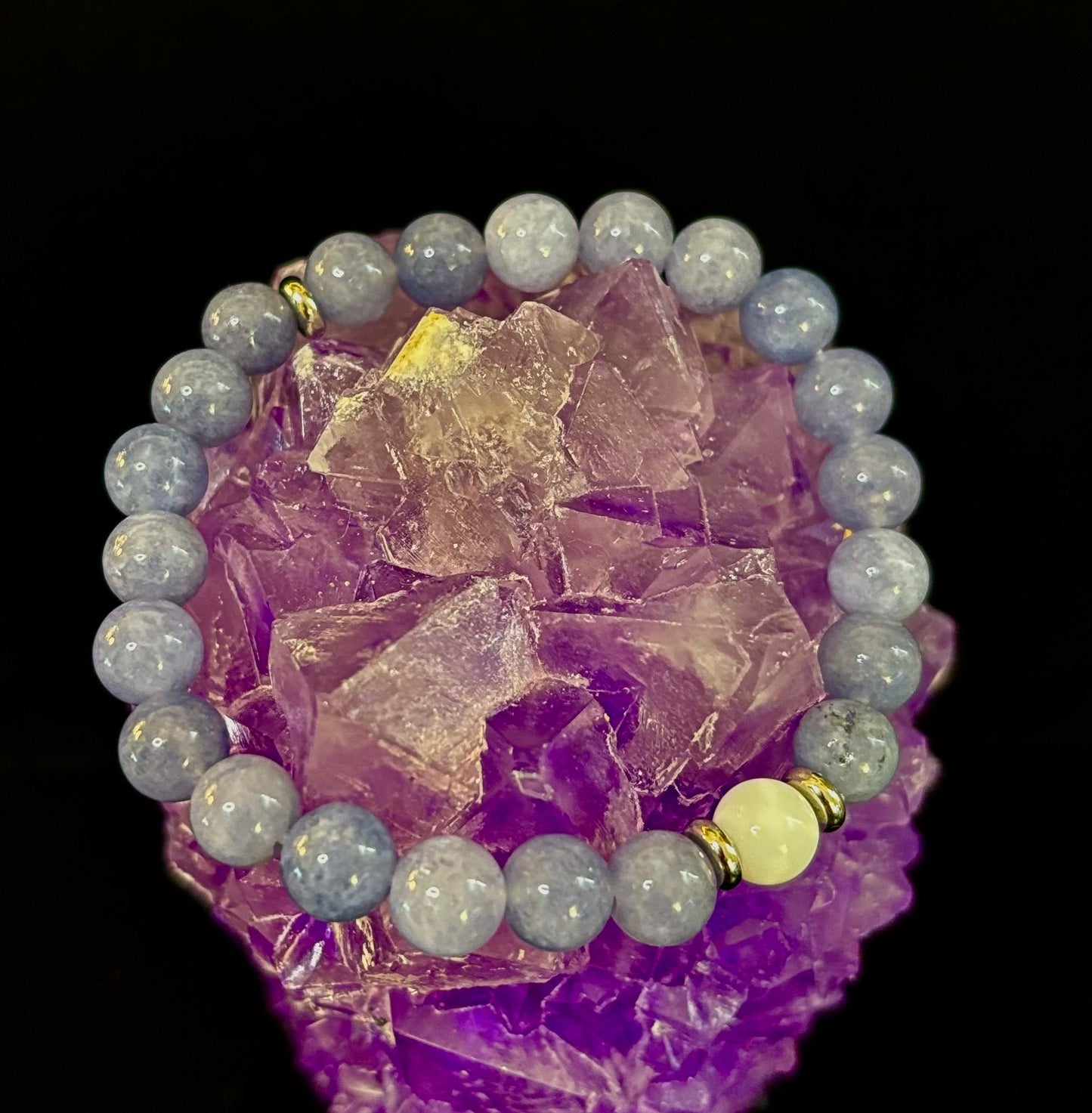 Pulsera Armonía Angelical – Angelita y Porcelana Blanca (Infusión Reiki | Muñecas Medianas)
