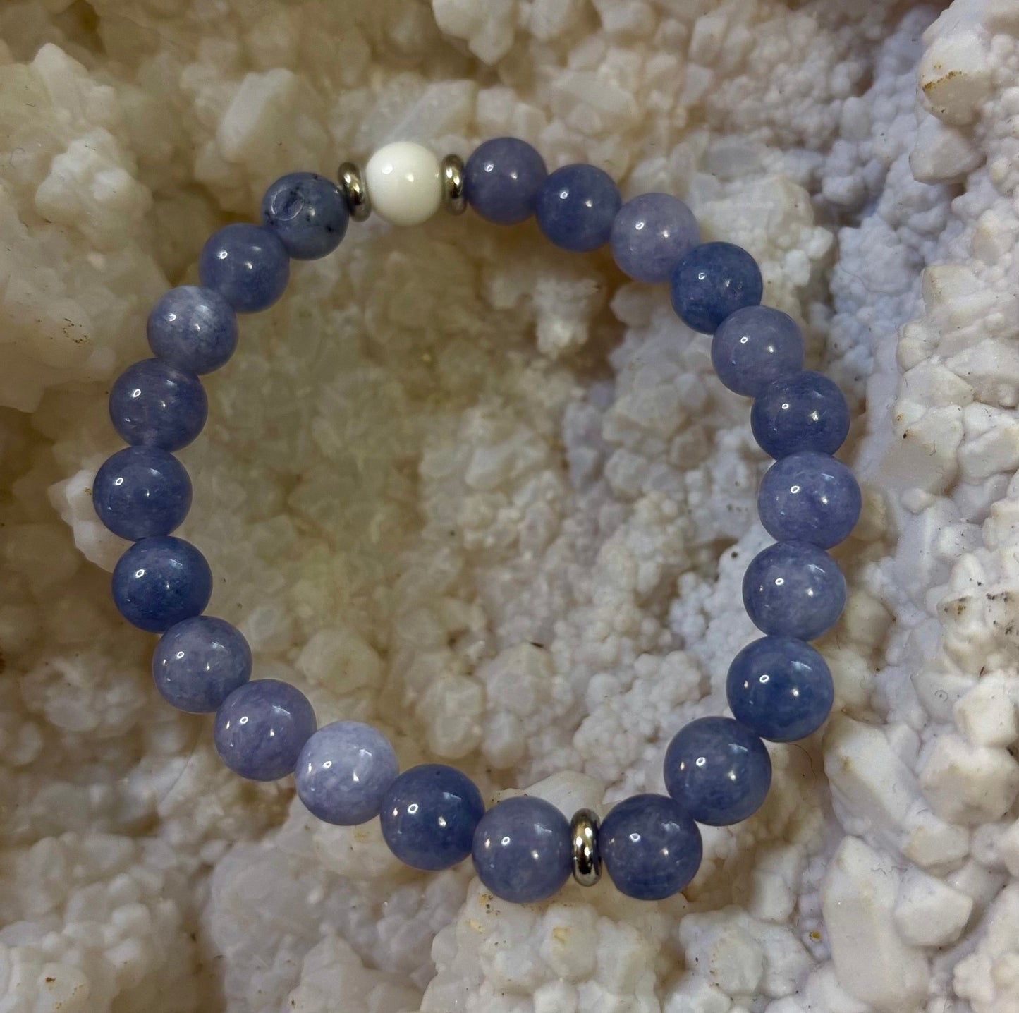Pulsera Armonía Angelical – Angelita y Porcelana Blanca (Infusión Reiki | Muñecas Medianas)