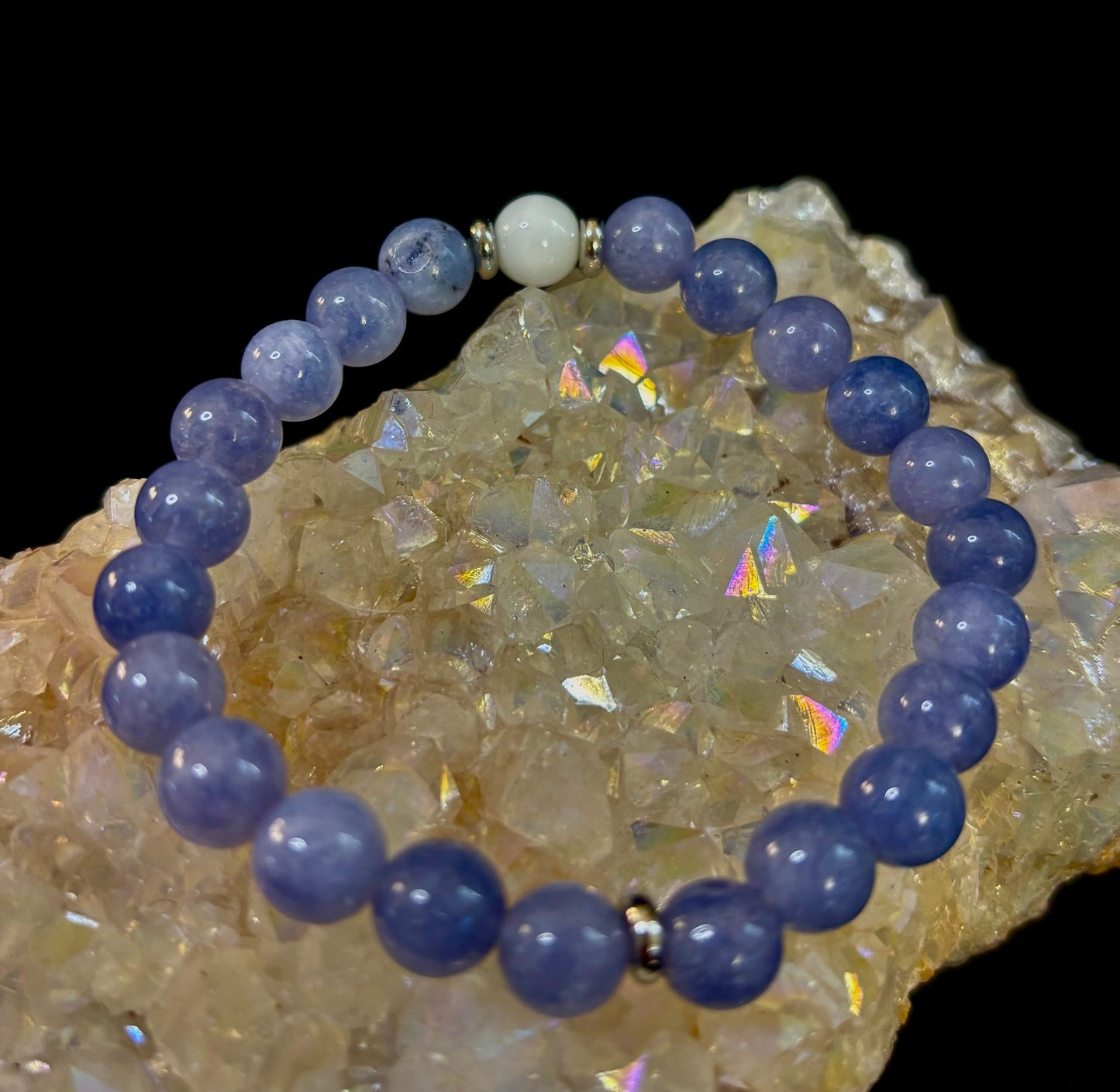 Pulsera Armonía Angelical – Angelita y Porcelana Blanca (Infusión Reiki | Muñecas Medianas)