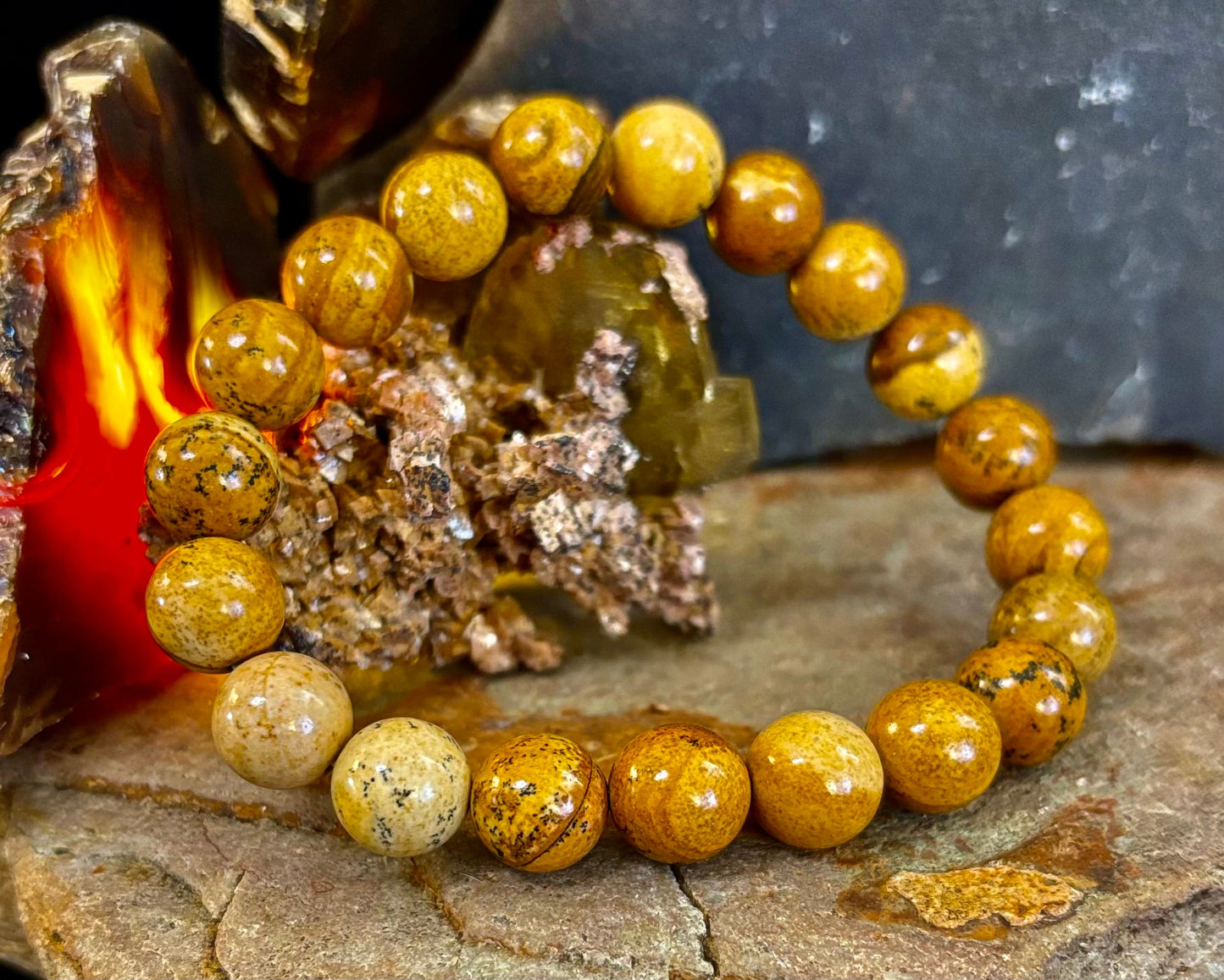 Pulsera de jaspe con imagen Viaje Terrestre – Infusión Reiki de 10mm (Muñecas Medianas-Grandes)