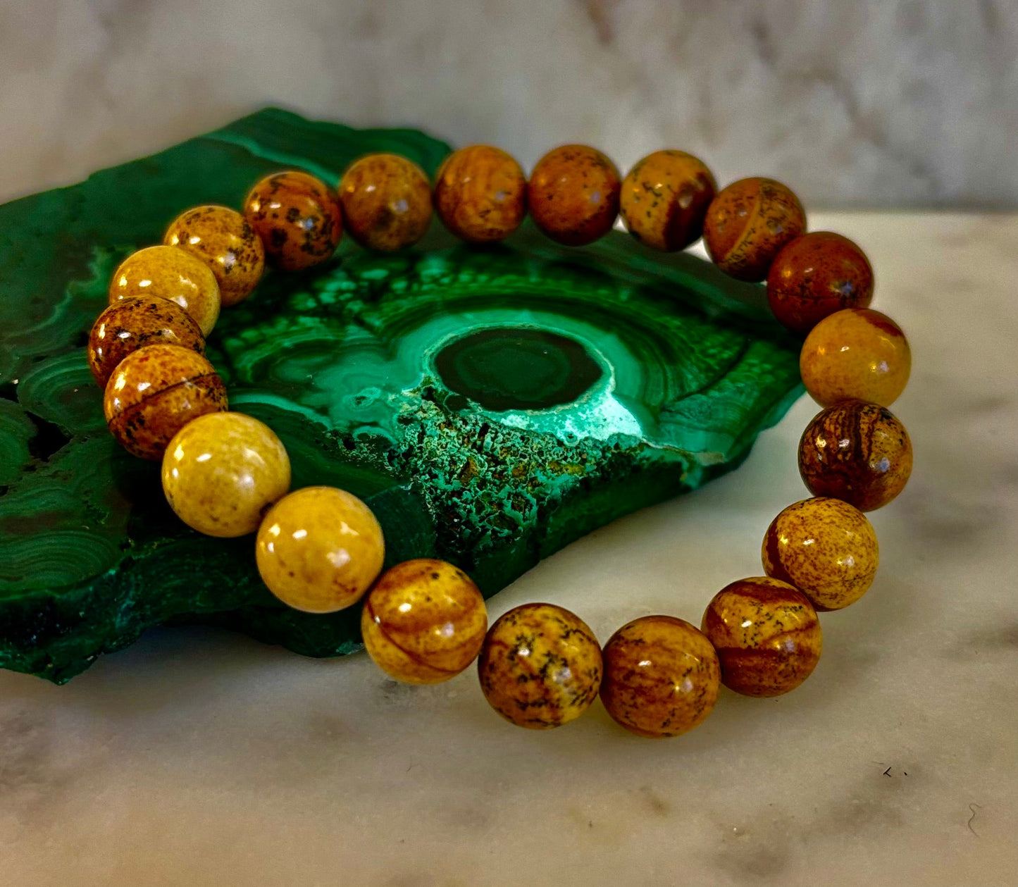 Pulsera de jaspe con imagen Viaje Terrestre – Infusión Reiki de 10mm (Muñecas Medianas-Grandes)