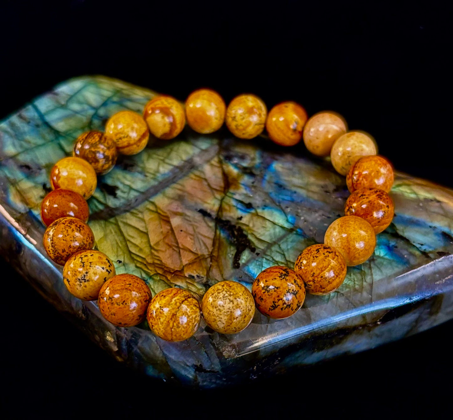 Pulsera de jaspe con imagen Viaje Terrestre – Infusión Reiki de 10mm (Muñecas Medianas-Grandes)