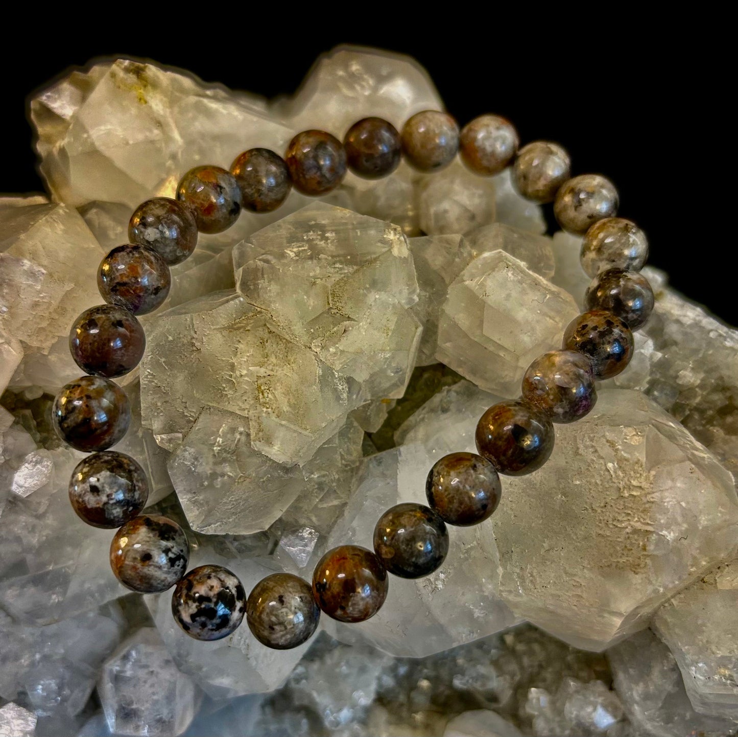 Pulsera de conexión a tierra Yooperlite – Piedra natural reactiva a los rayos UV, cuentas de 8 mm (muñecas grandes)
