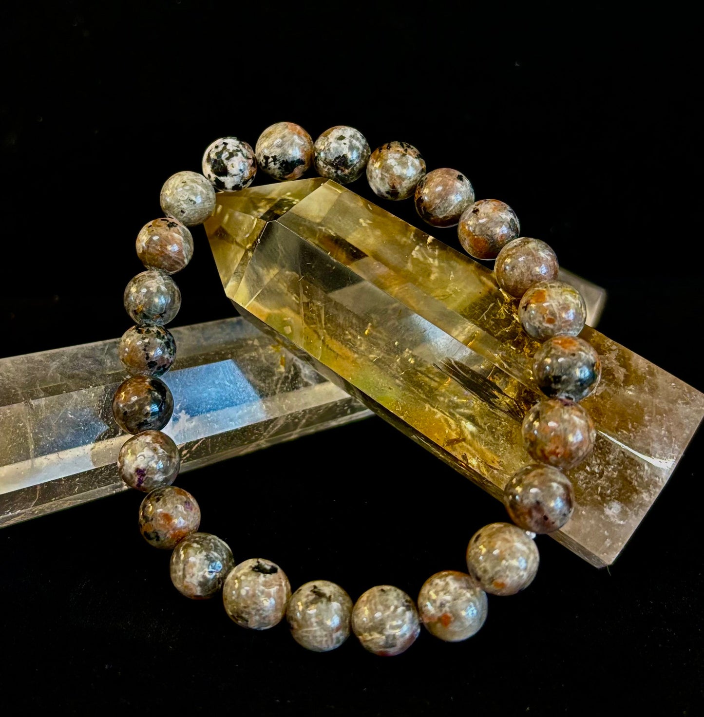 Pulsera de conexión a tierra Yooperlite – Piedra natural reactiva a los rayos UV, cuentas de 8 mm (muñecas grandes)