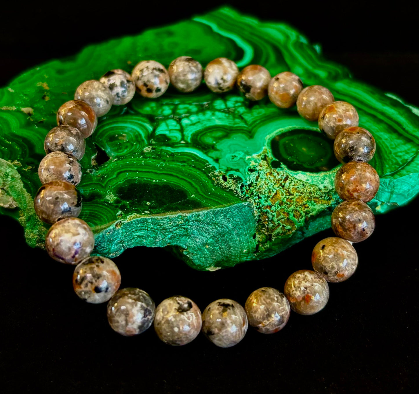 Pulsera de conexión a tierra Yooperlite – Piedra natural reactiva a los rayos UV, cuentas de 8 mm (muñecas grandes)