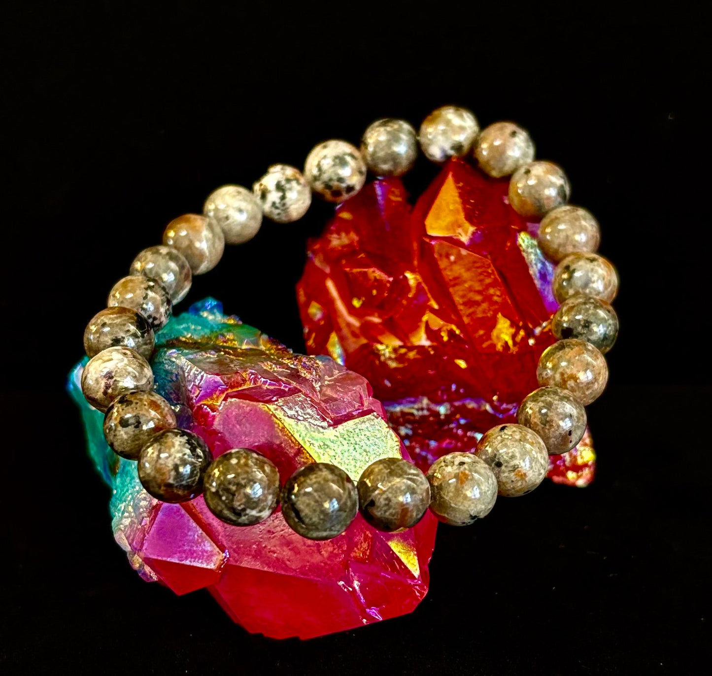 Pulsera de conexión a tierra Yooperlite – Piedra natural reactiva a los rayos UV, cuentas de 8 mm (muñecas grandes)