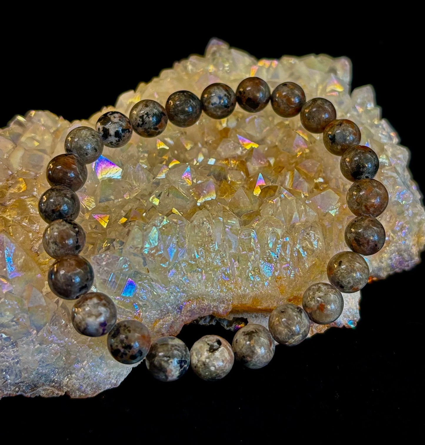 Pulsera de conexión a tierra Yooperlite – Piedra natural reactiva a los rayos UV, cuentas de 8 mm (muñecas grandes)