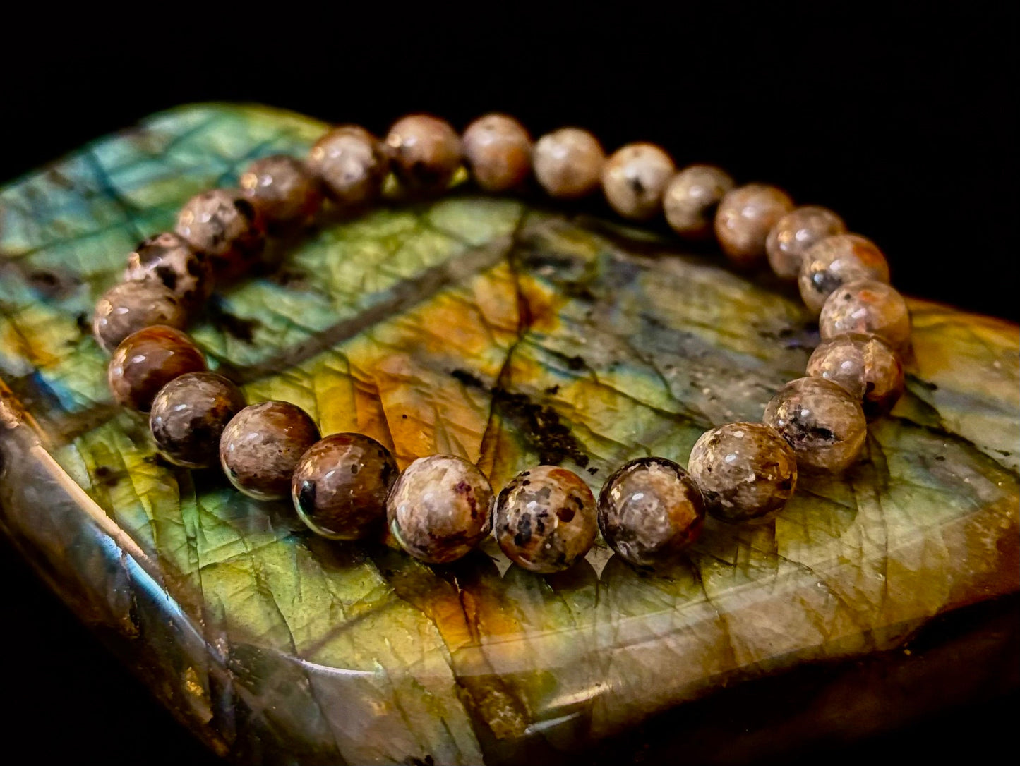 Pulsera de conexión a tierra Yooperlite – Piedra natural reactiva a los rayos UV, cuentas de 8 mm (muñecas grandes)