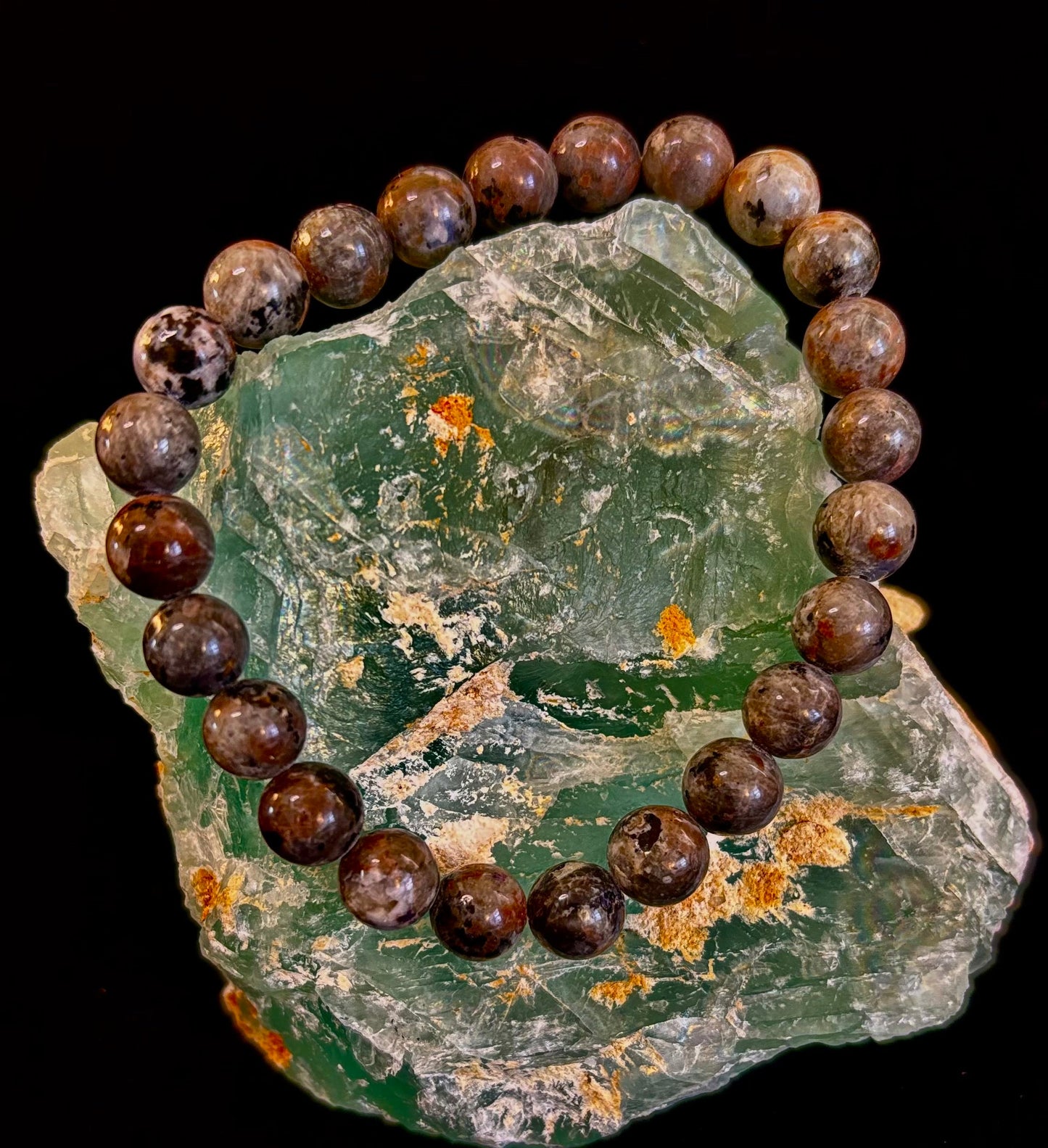 Pulsera de conexión a tierra Yooperlite – Piedra natural reactiva a los rayos UV, cuentas de 8 mm (muñecas grandes)
