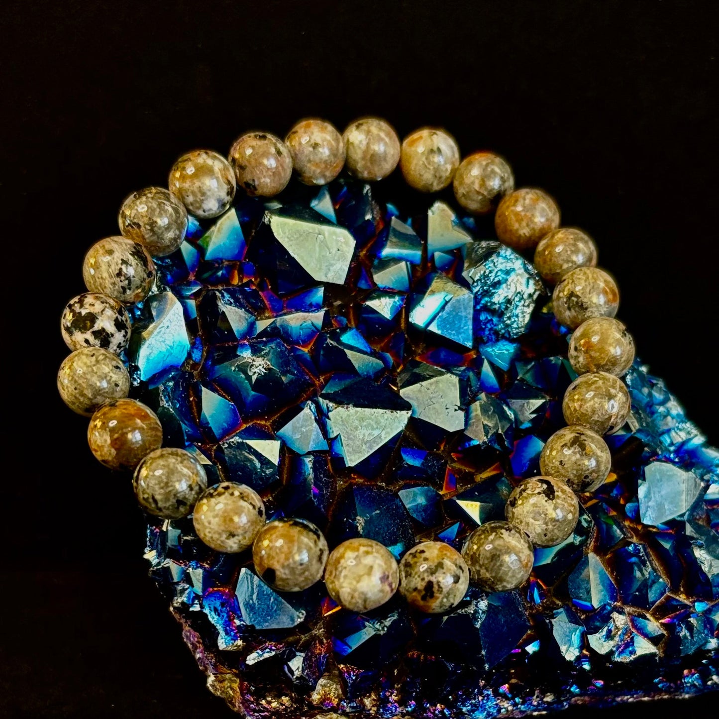 Pulsera de conexión a tierra Yooperlite – Piedra natural reactiva a los rayos UV, cuentas de 8 mm (muñecas grandes)