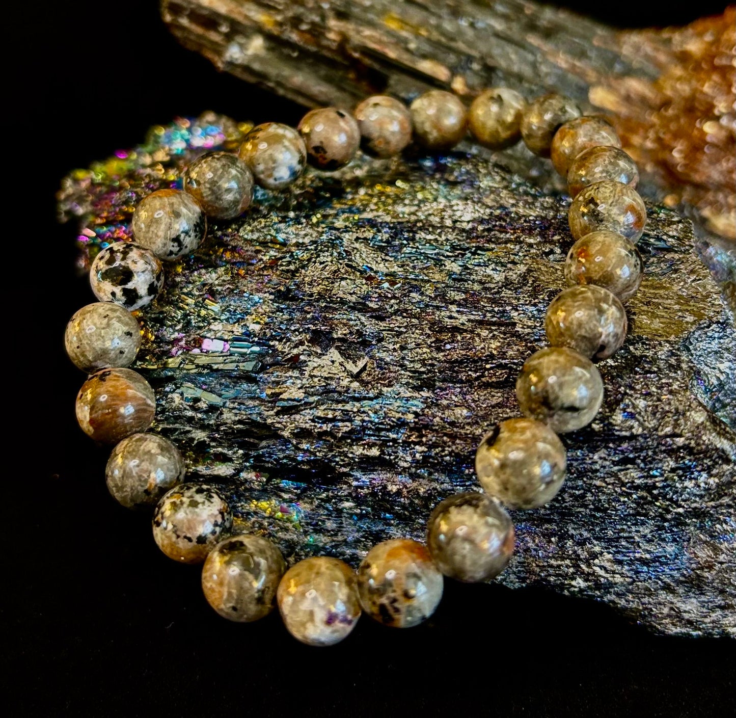 Pulsera de conexión a tierra Yooperlite – Piedra natural reactiva a los rayos UV, cuentas de 8 mm (muñecas grandes)