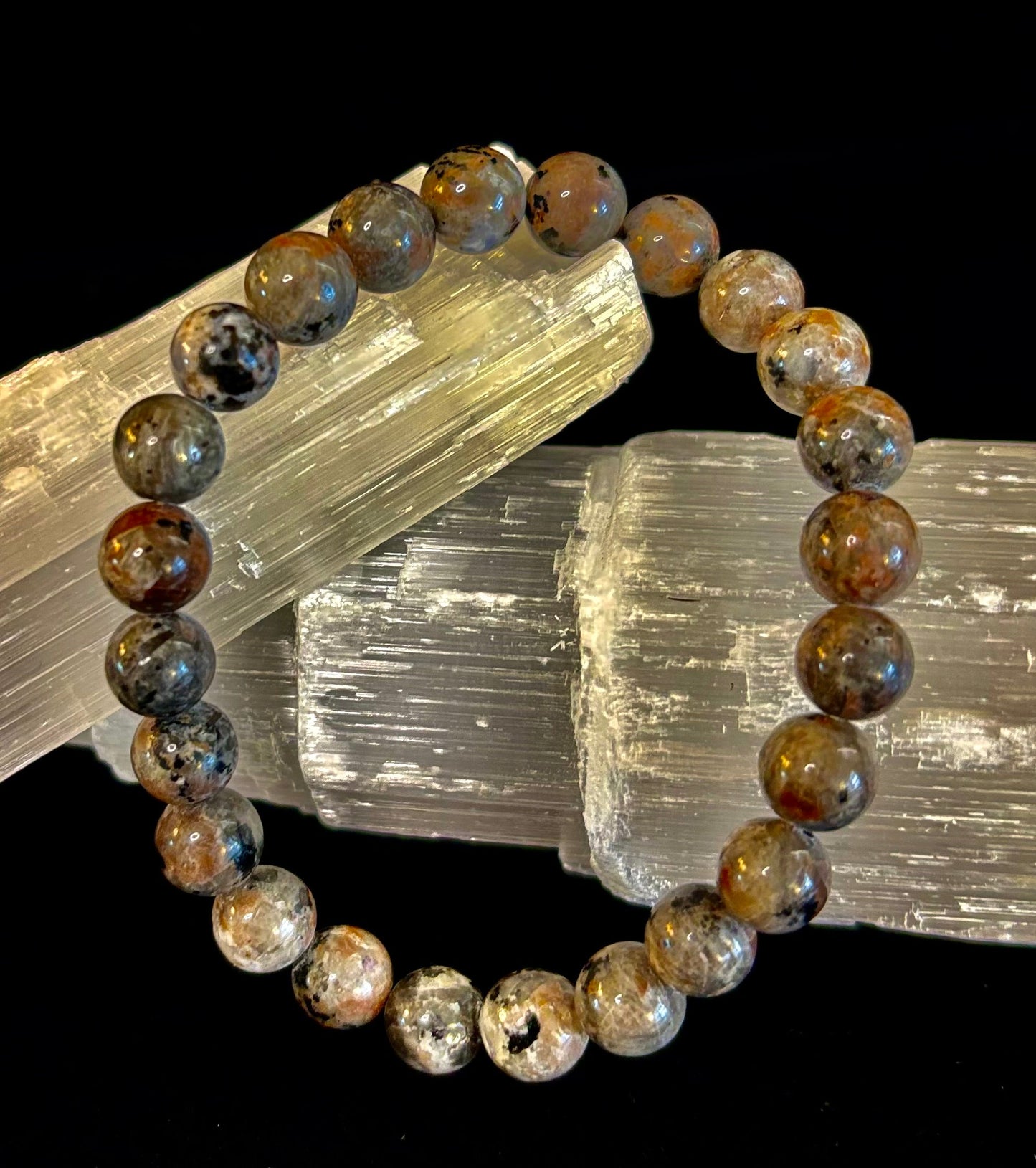 Pulsera de conexión a tierra Yooperlite – Piedra natural reactiva a los rayos UV, cuentas de 8 mm (muñecas grandes)