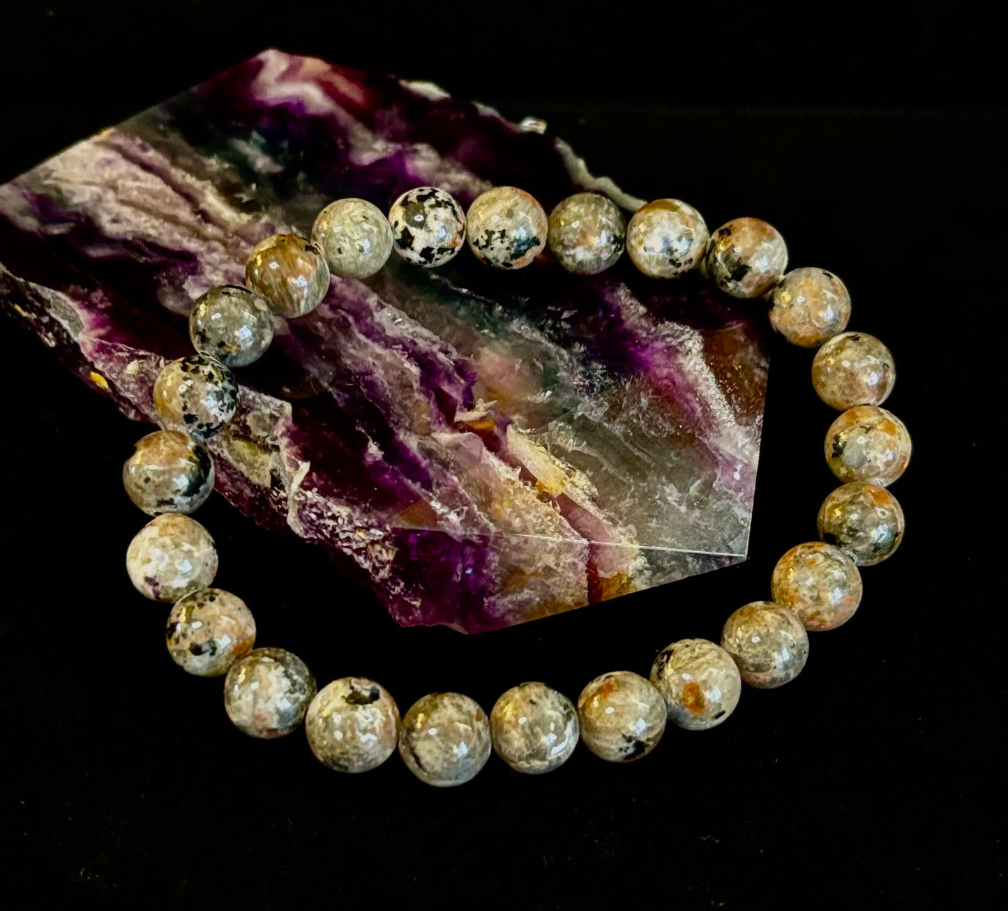 Pulsera de conexión a tierra Yooperlite – Piedra natural reactiva a los rayos UV, cuentas de 8 mm (muñecas grandes)
