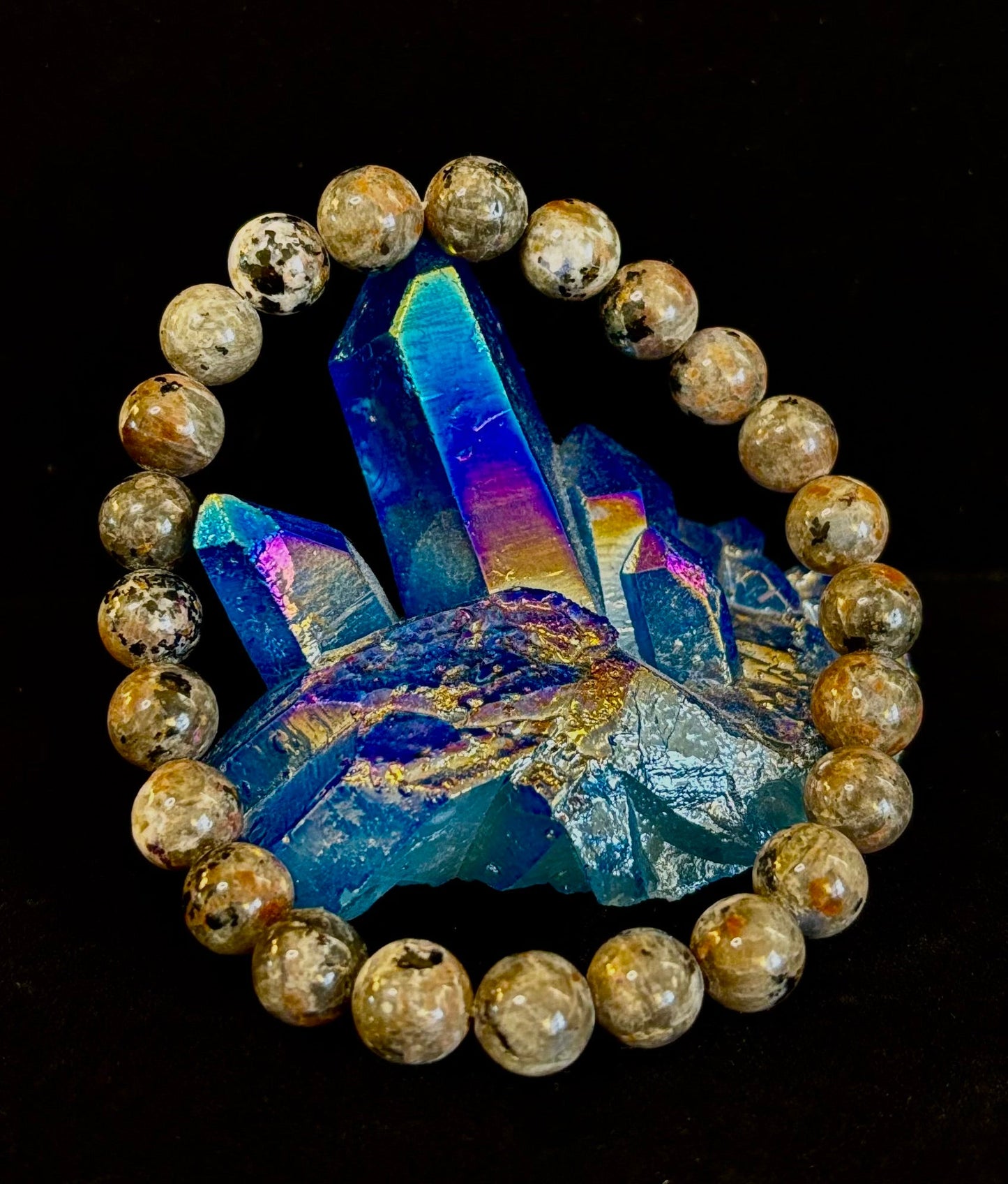 Pulsera de conexión a tierra Yooperlite – Piedra natural reactiva a los rayos UV, cuentas de 8 mm (muñecas grandes)