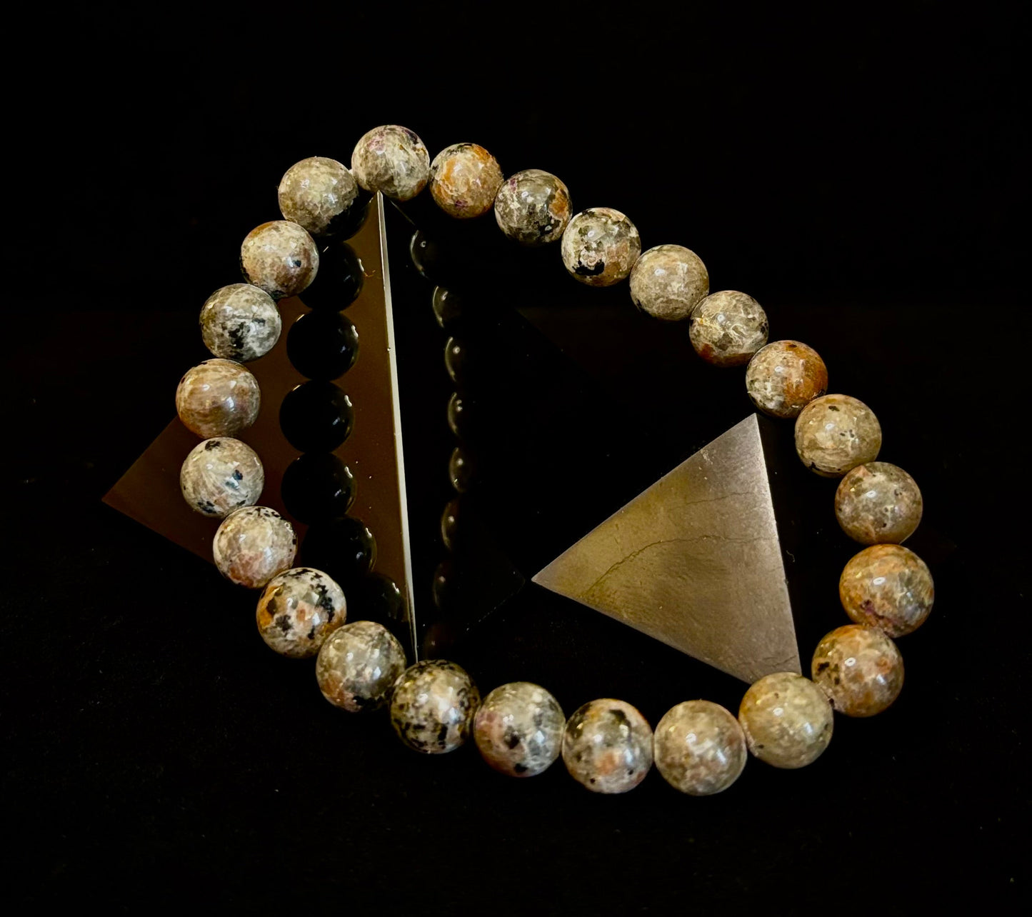 Pulsera de conexión a tierra Yooperlite – Piedra natural reactiva a los rayos UV, cuentas de 8 mm (muñecas grandes)