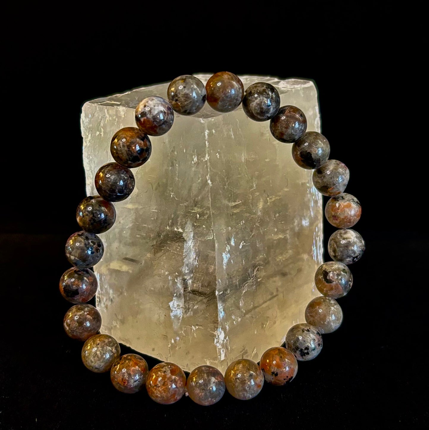 Pulsera de conexión a tierra Yooperlite – Piedra natural reactiva a los rayos UV, cuentas de 8 mm (muñecas grandes)