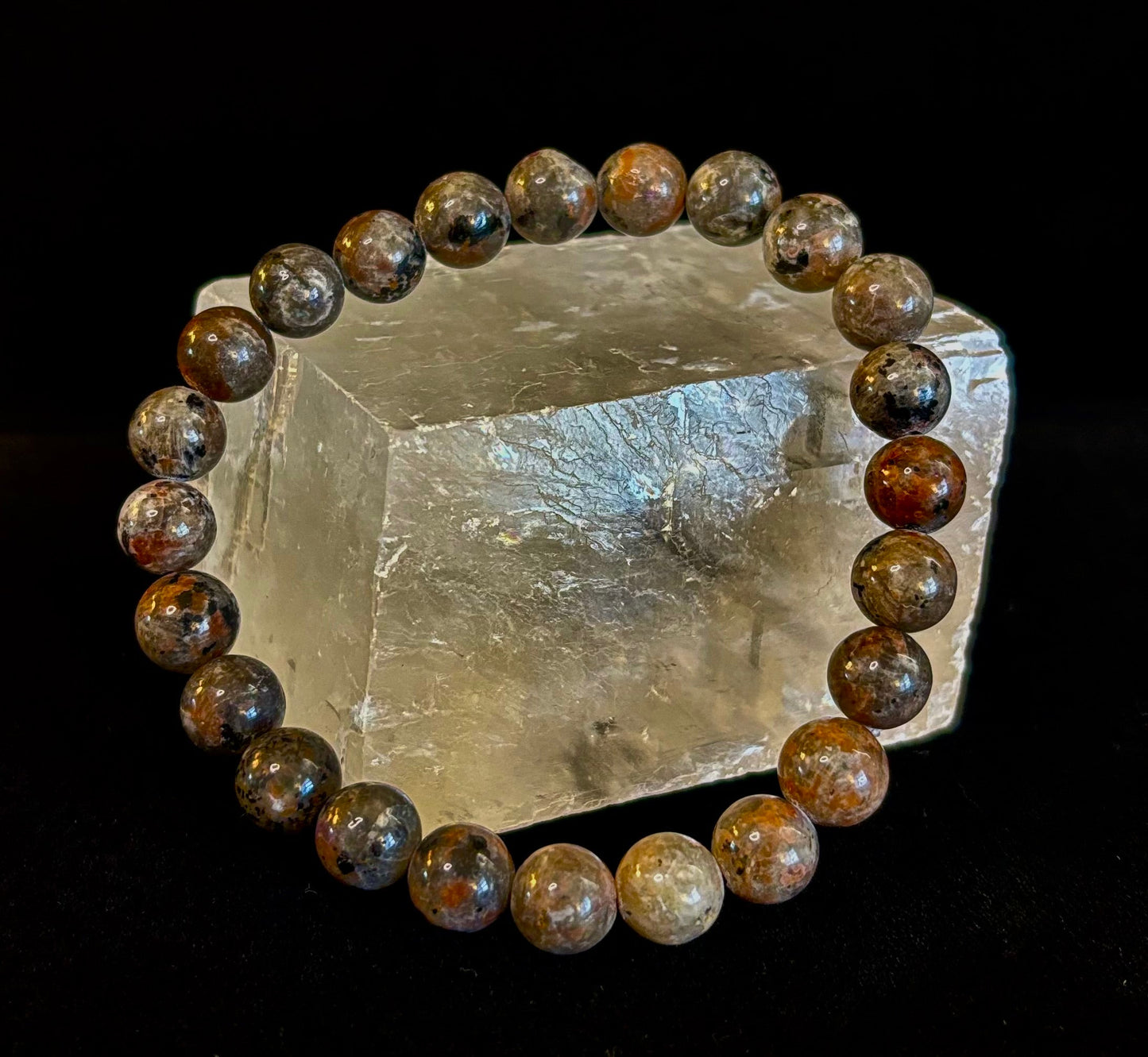 Pulsera de conexión a tierra Yooperlite – Piedra natural reactiva a los rayos UV, cuentas de 8 mm (muñecas grandes)