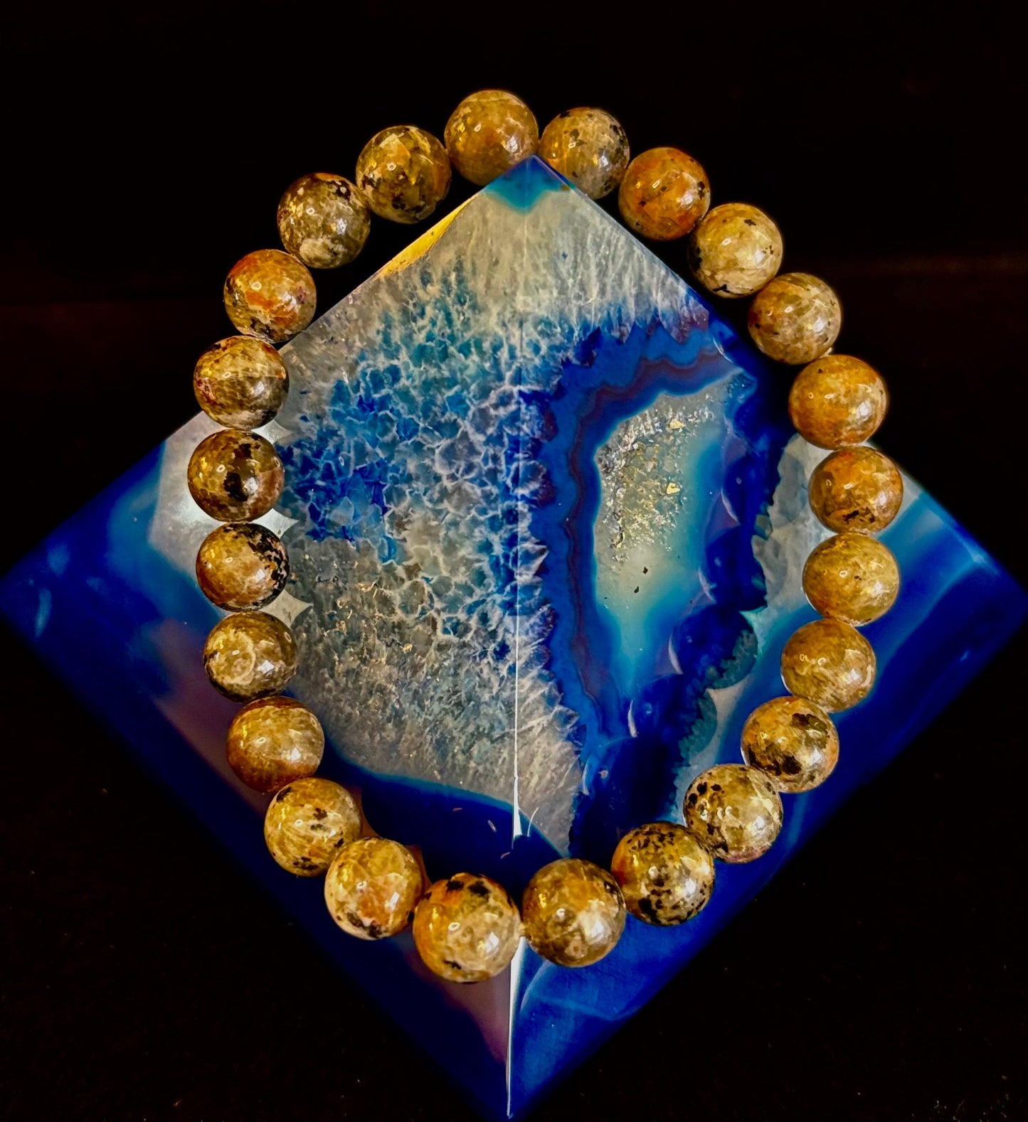 Pulsera de conexión a tierra Yooperlite – Piedra natural reactiva a los rayos UV, cuentas de 8 mm (muñecas grandes)