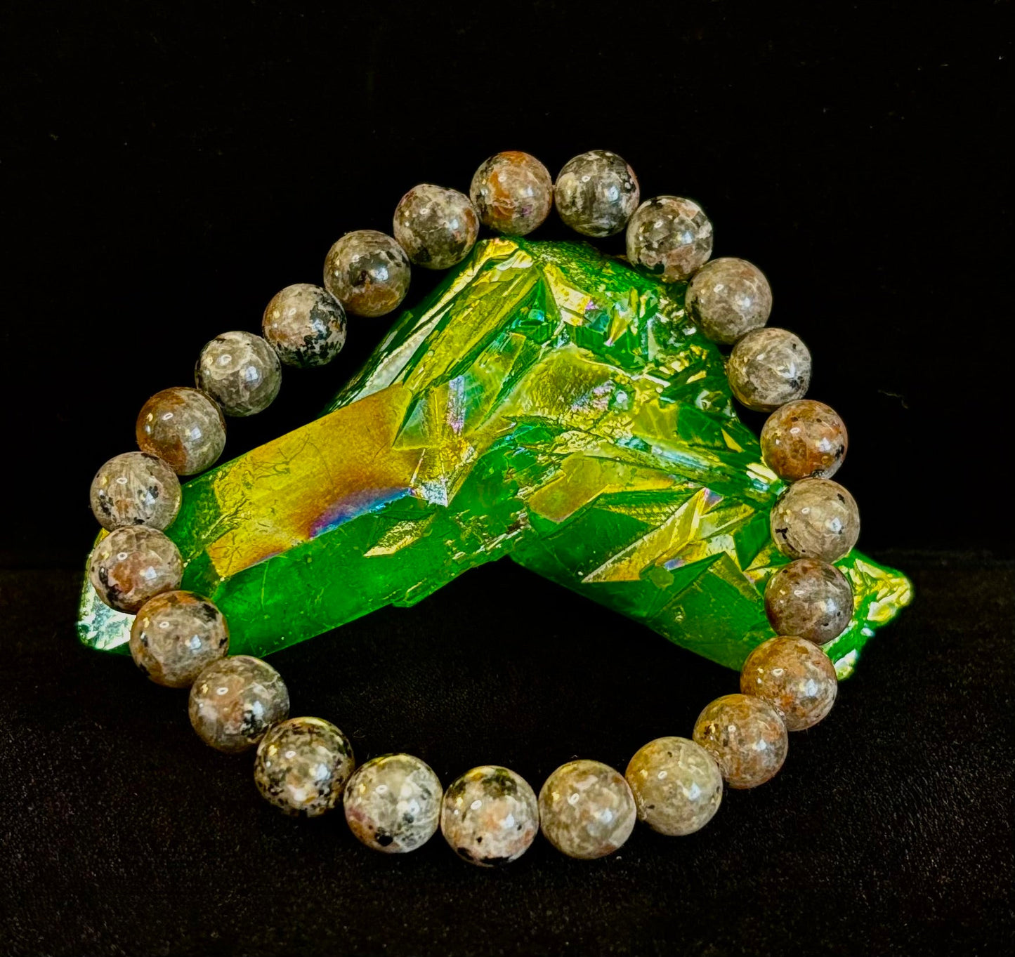 Pulsera de conexión a tierra Yooperlite – Piedra natural reactiva a los rayos UV, cuentas de 8 mm (muñecas grandes)