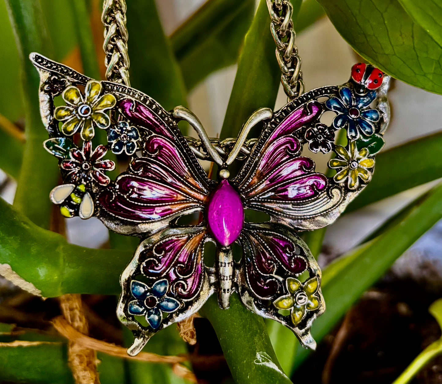 Collar con dije de mariposa – Dije llamativo de mariposa esmaltada en morado o azul