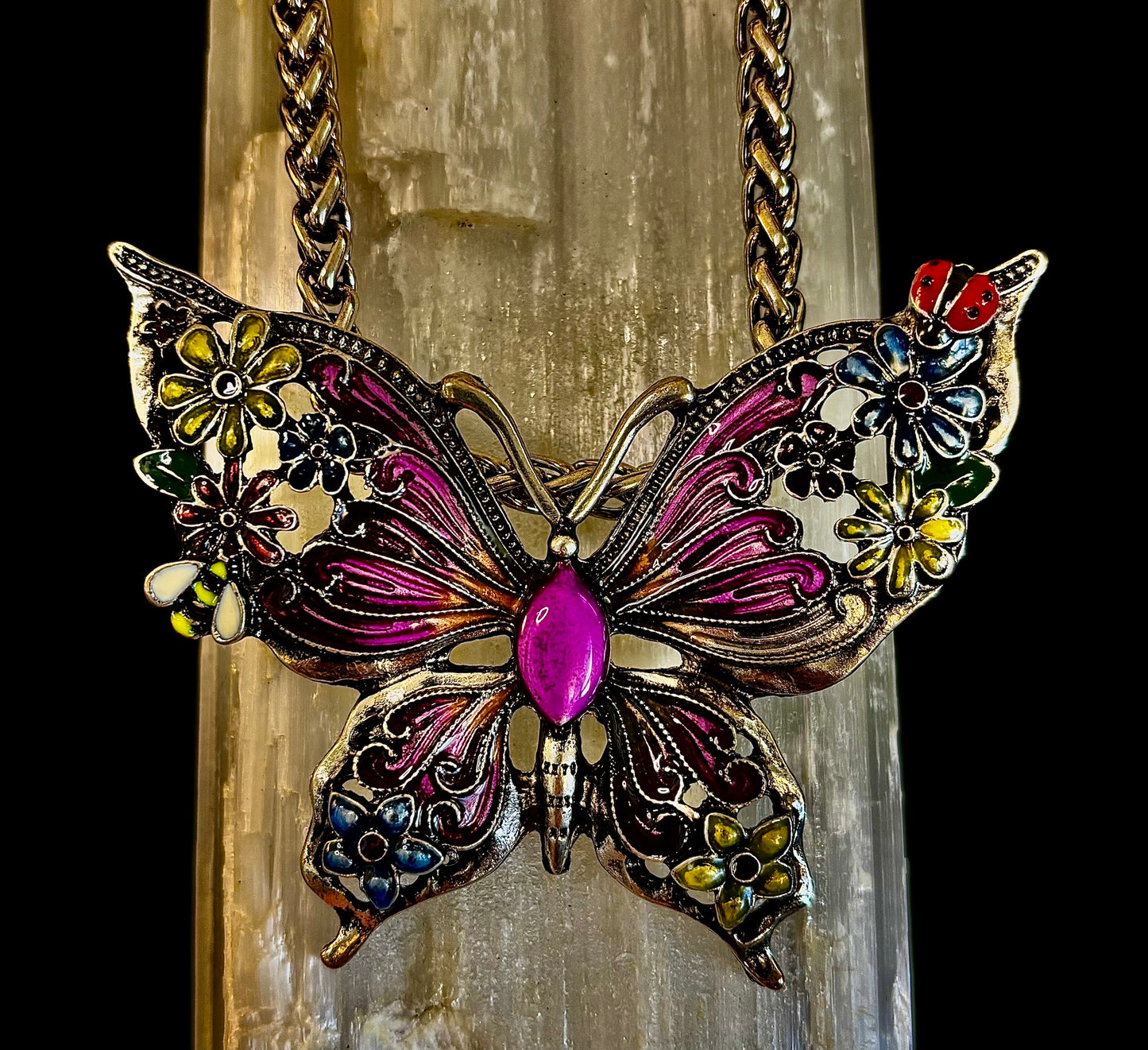 Collar con dije de mariposa – Dije llamativo de mariposa esmaltada en morado o azul