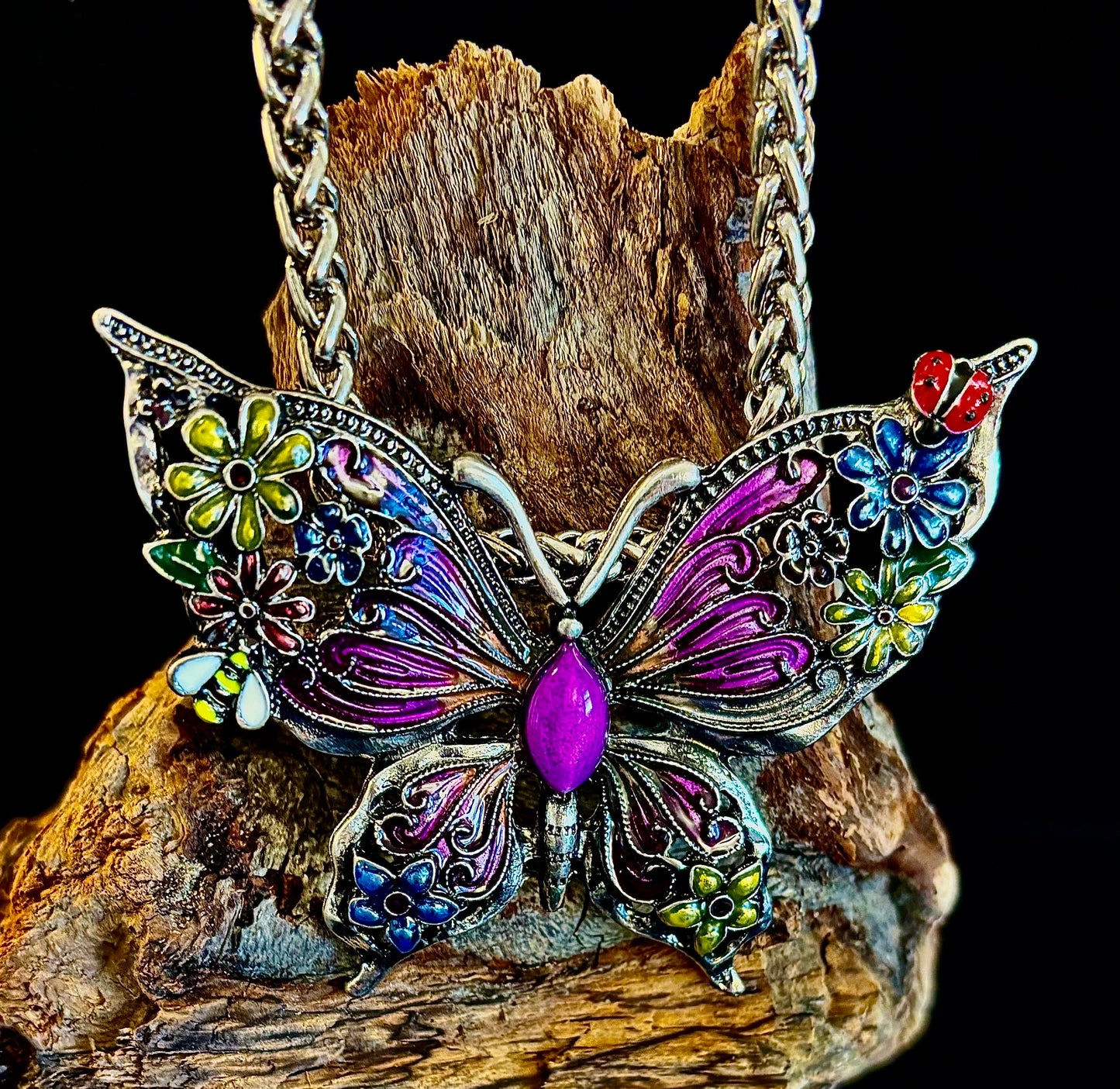Collar con dije de mariposa – Dije llamativo de mariposa esmaltada en morado o azul