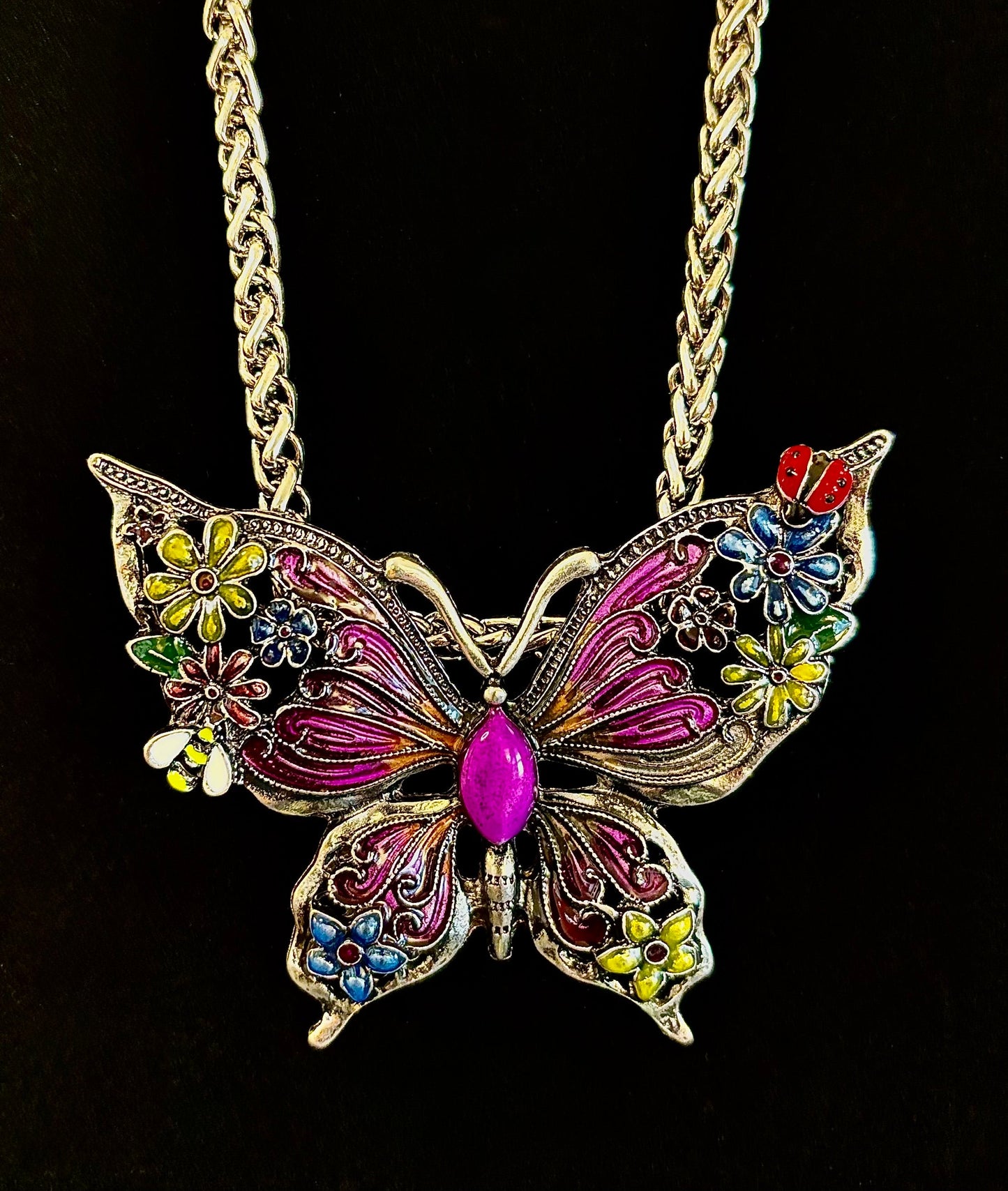 Collar con dije de mariposa – Dije llamativo de mariposa esmaltada en morado o azul