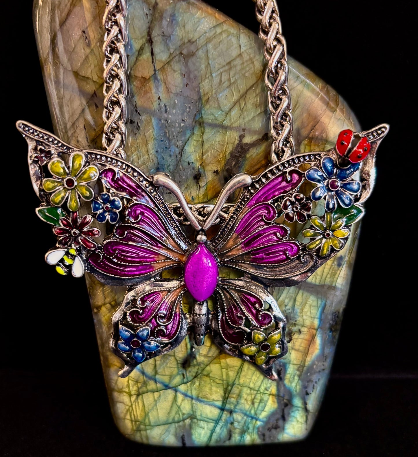 Collar con dije de mariposa – Dije llamativo de mariposa esmaltada en morado o azul