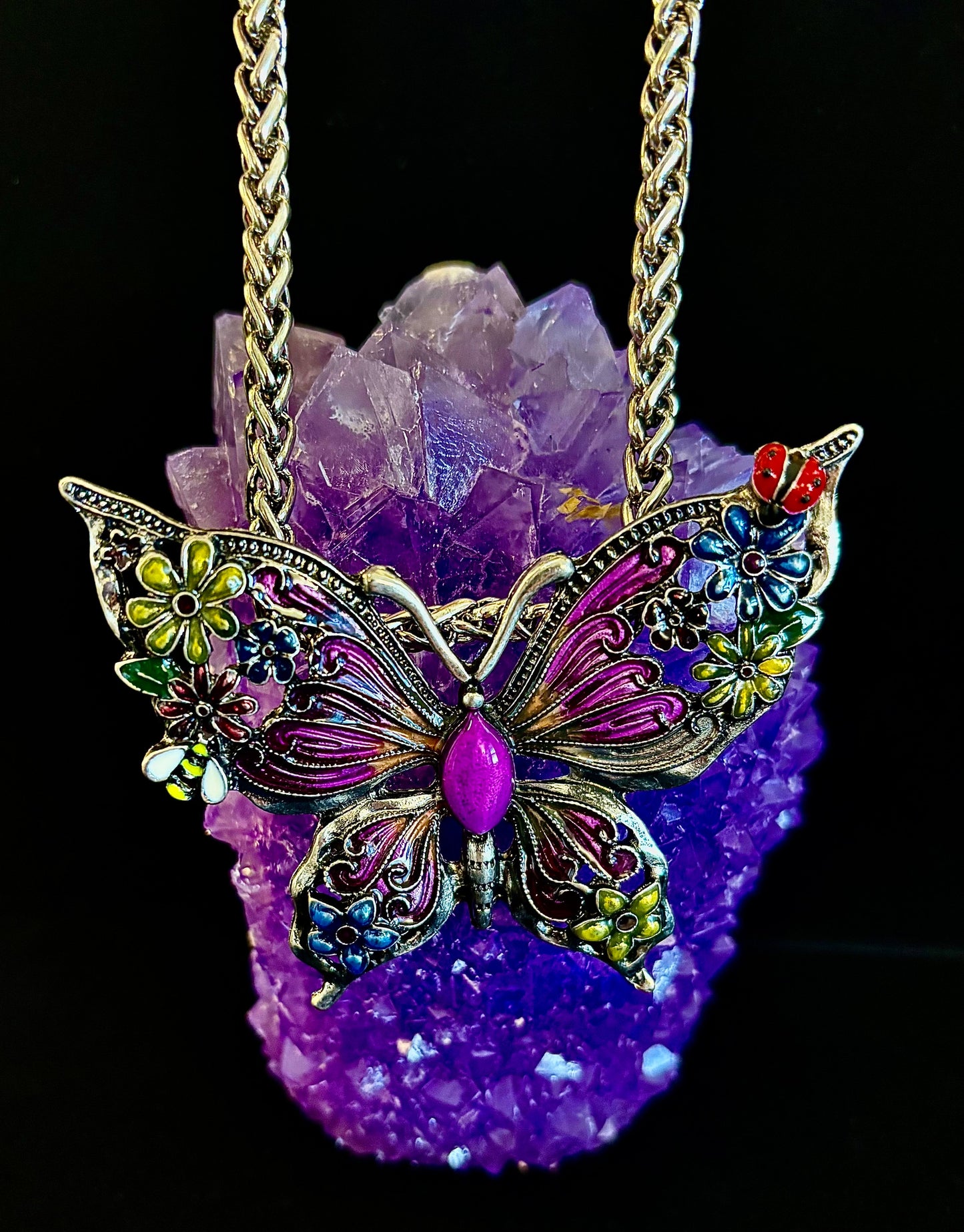 Collar con dije de mariposa – Dije llamativo de mariposa esmaltada en morado o azul
