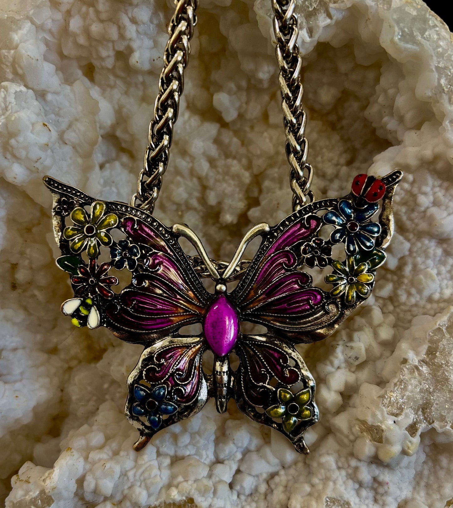 Collar con dije de mariposa – Dije llamativo de mariposa esmaltada en morado o azul