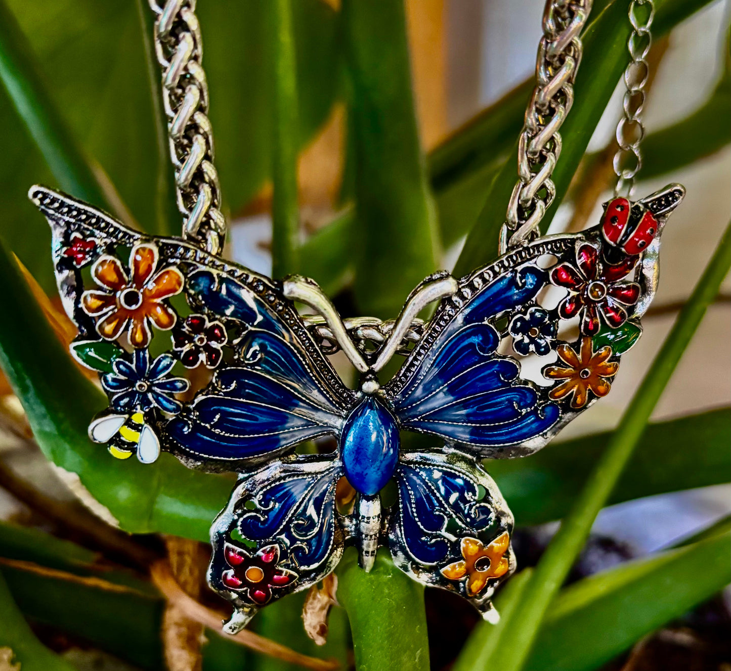 Collar con dije de mariposa – Dije llamativo de mariposa esmaltada en morado o azul