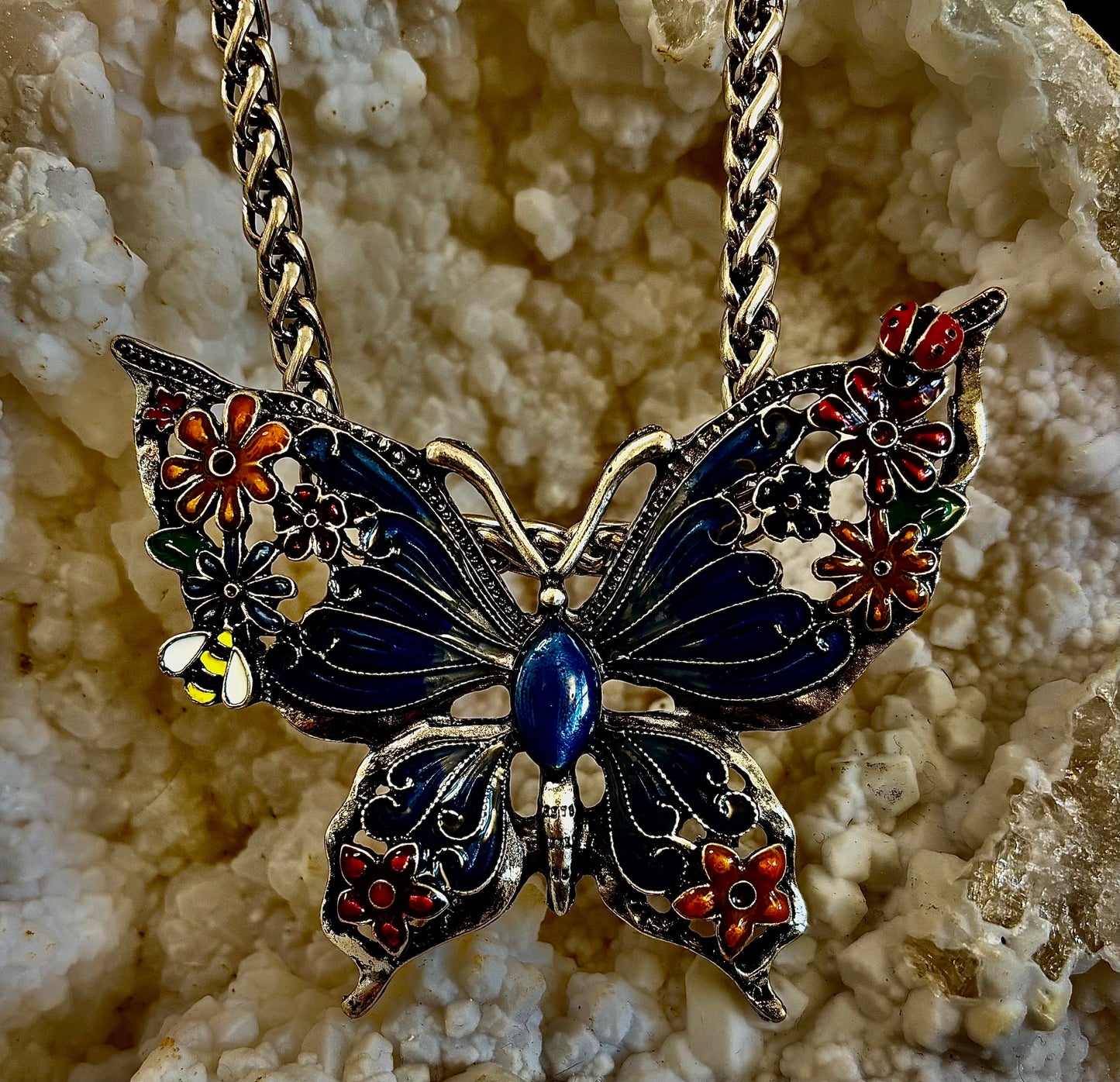 Collar con dije de mariposa – Dije llamativo de mariposa esmaltada en morado o azul
