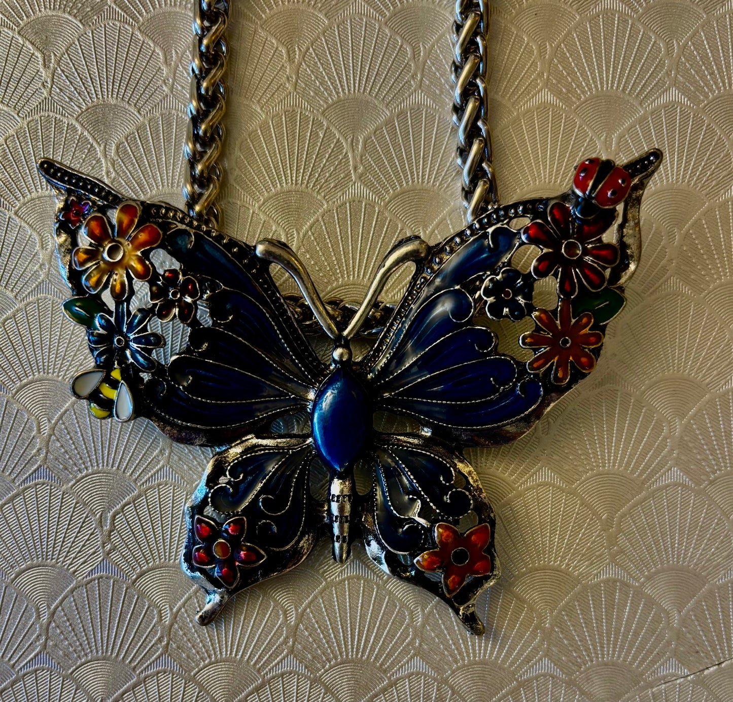 Collar con dije de mariposa – Dije llamativo de mariposa esmaltada en morado o azul