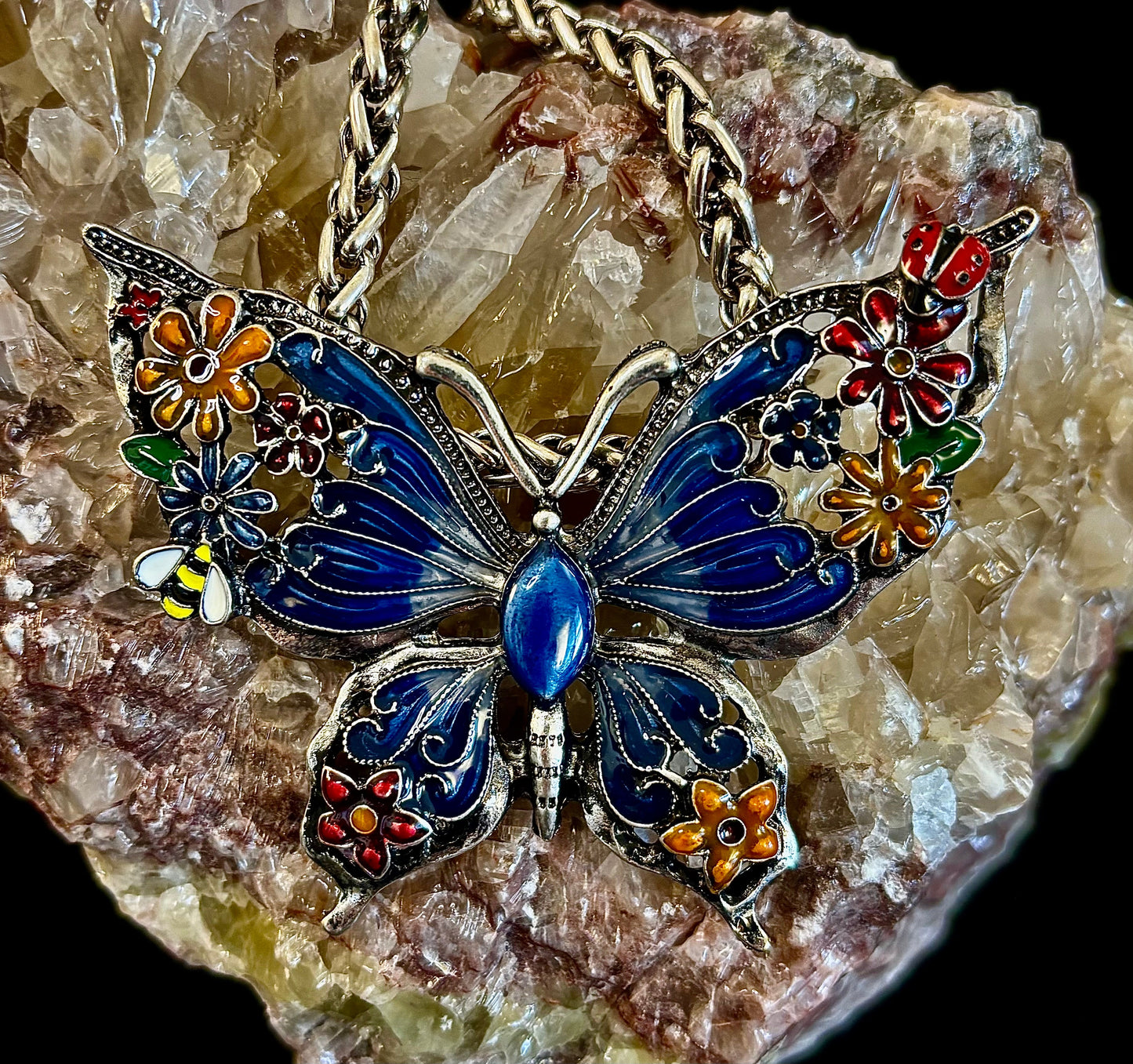 Collar con dije de mariposa – Dije llamativo de mariposa esmaltada en morado o azul