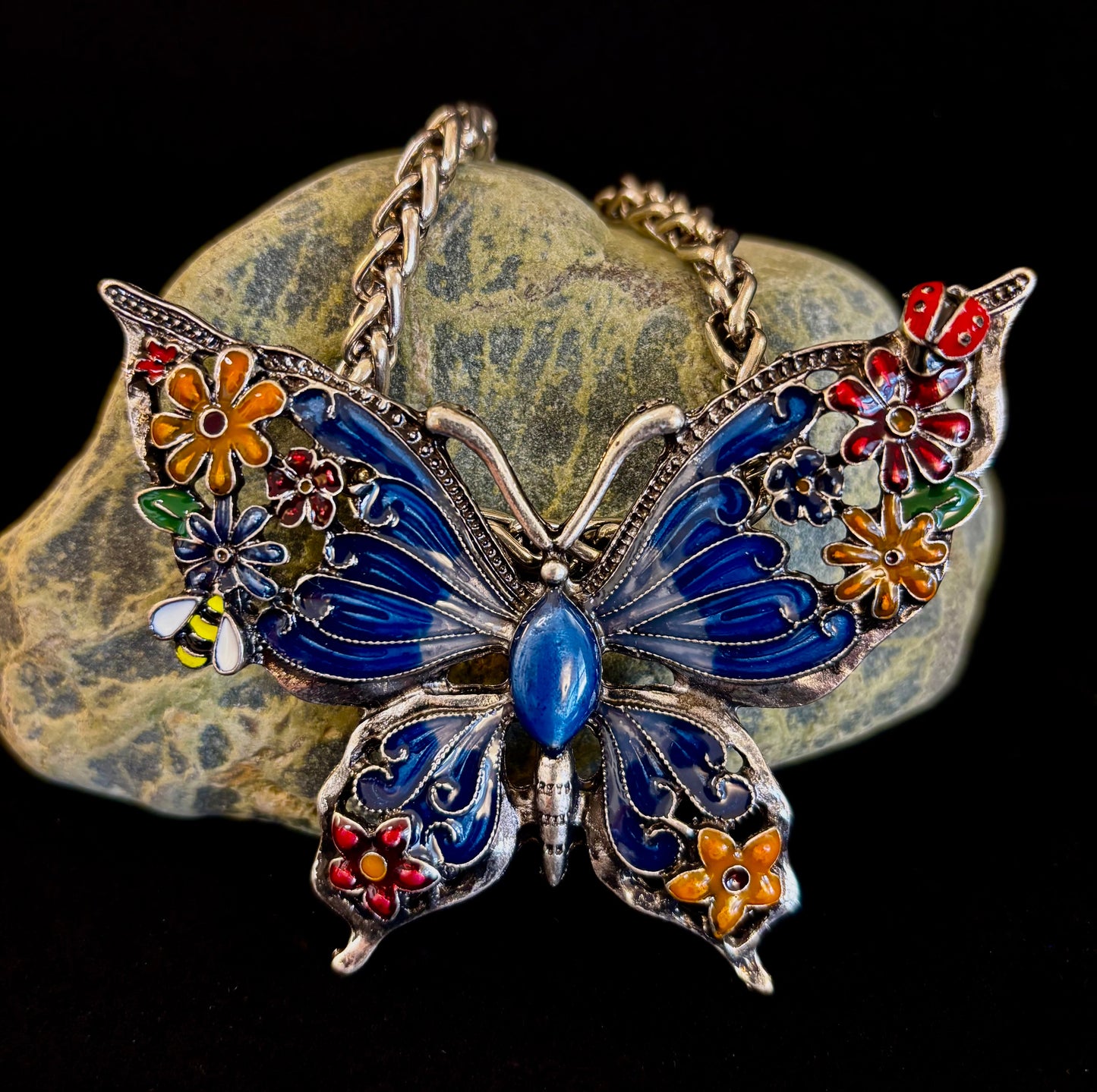 Collar con dije de mariposa – Dije llamativo de mariposa esmaltada en morado o azul