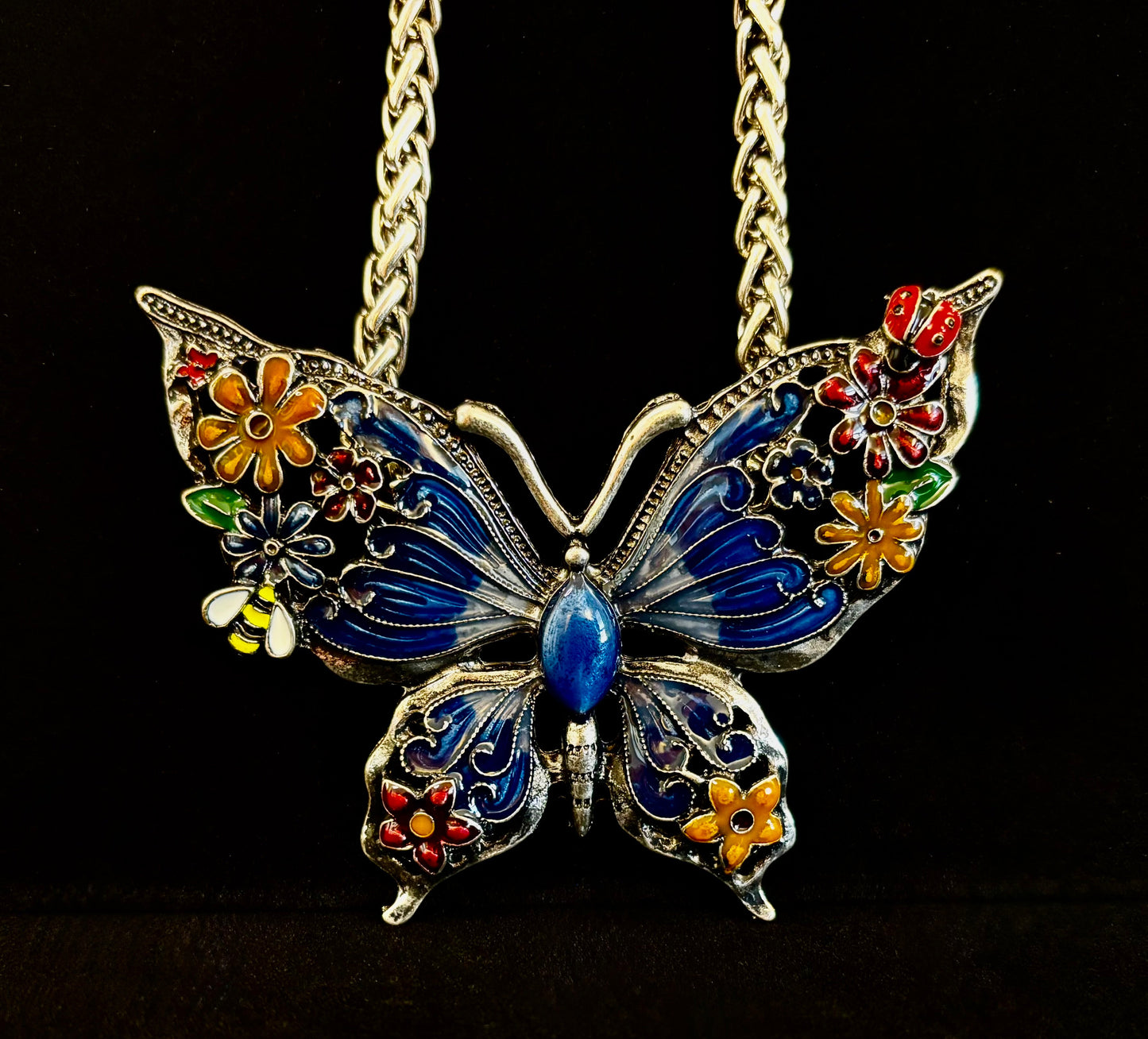 Collar con dije de mariposa – Dije llamativo de mariposa esmaltada en morado o azul