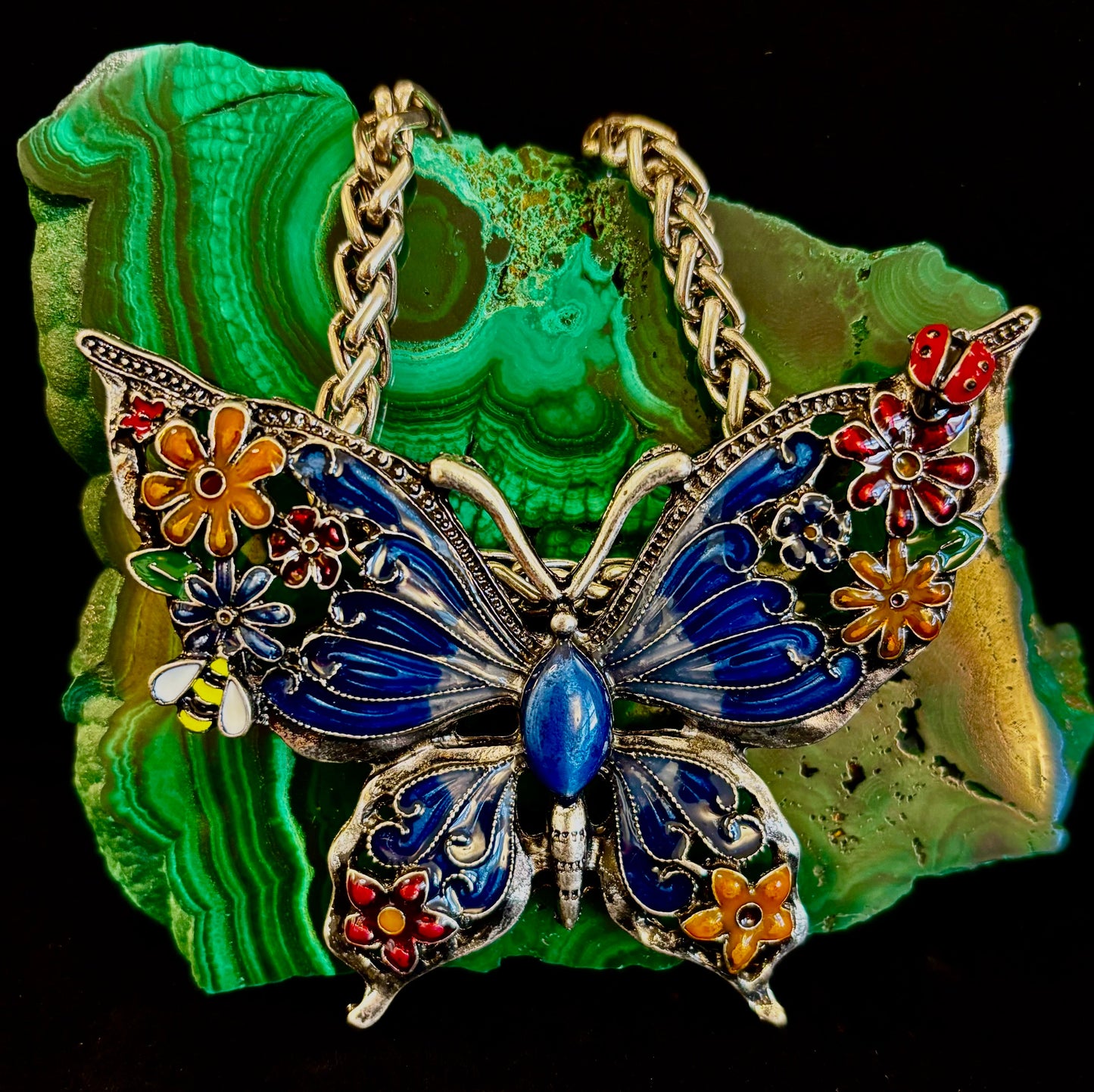 Collar con dije de mariposa – Dije llamativo de mariposa esmaltada en morado o azul