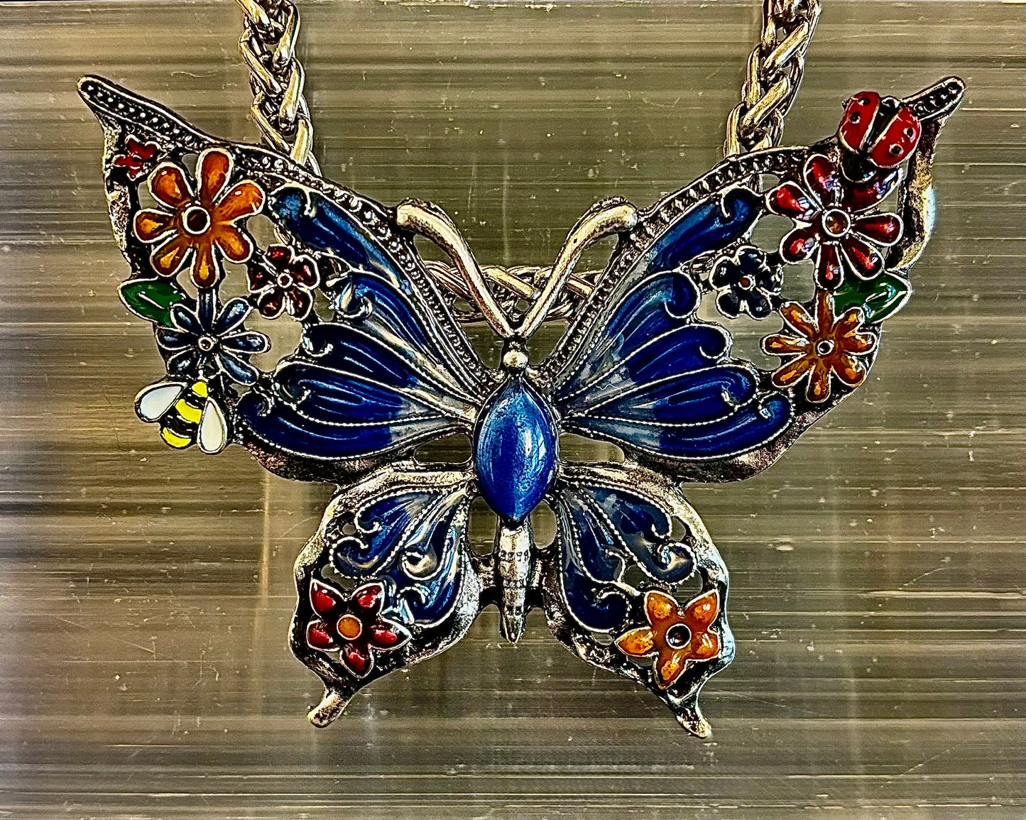 Collar con dije de mariposa – Dije llamativo de mariposa esmaltada en morado o azul